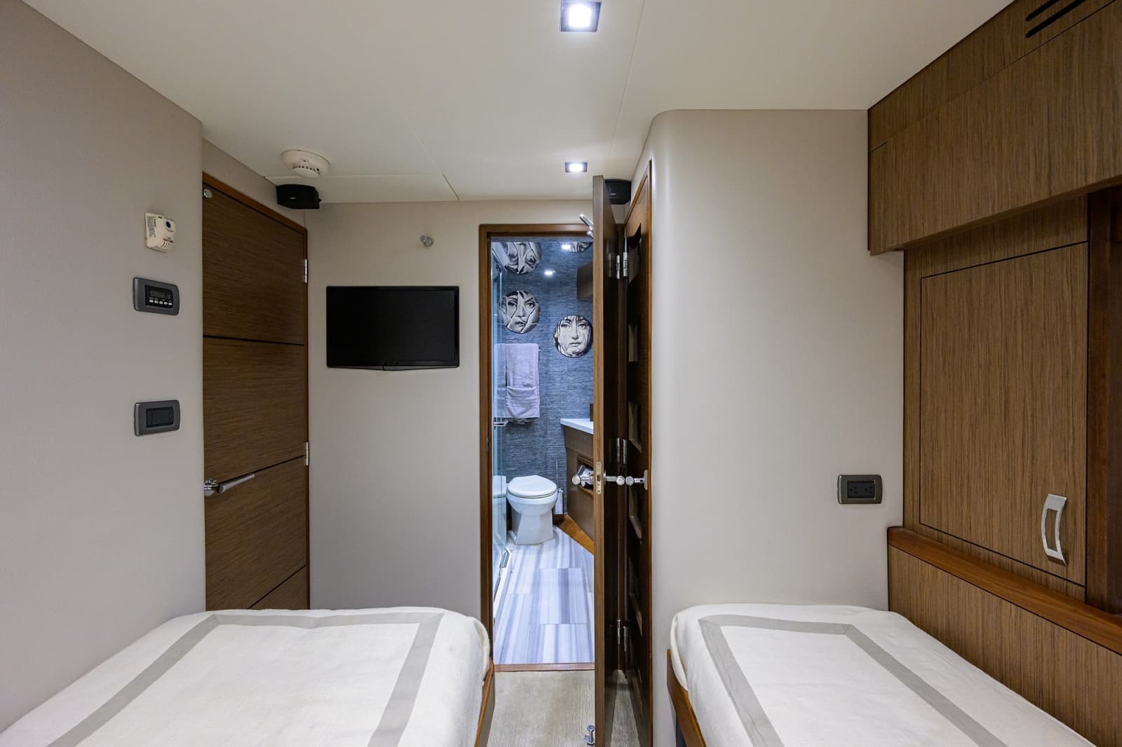 2013 Hatteras 80 Motor Yacht