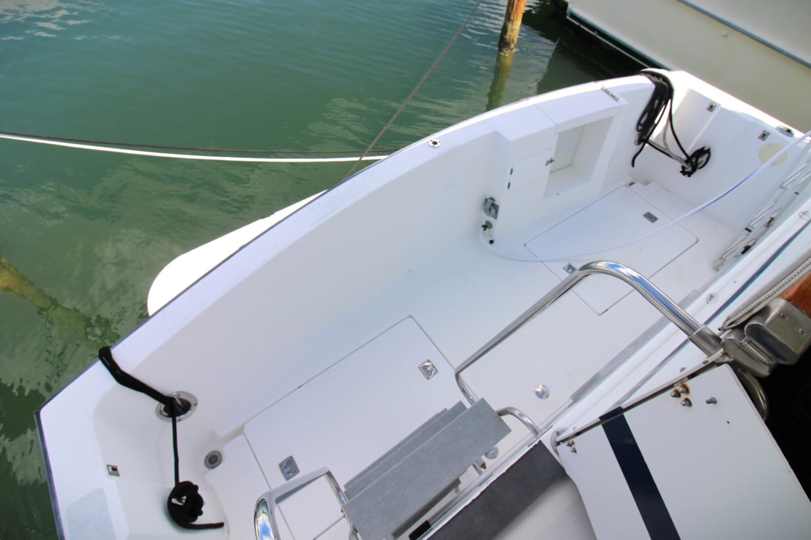 1995 Jefferson 52 Rivanna Cockpit MY