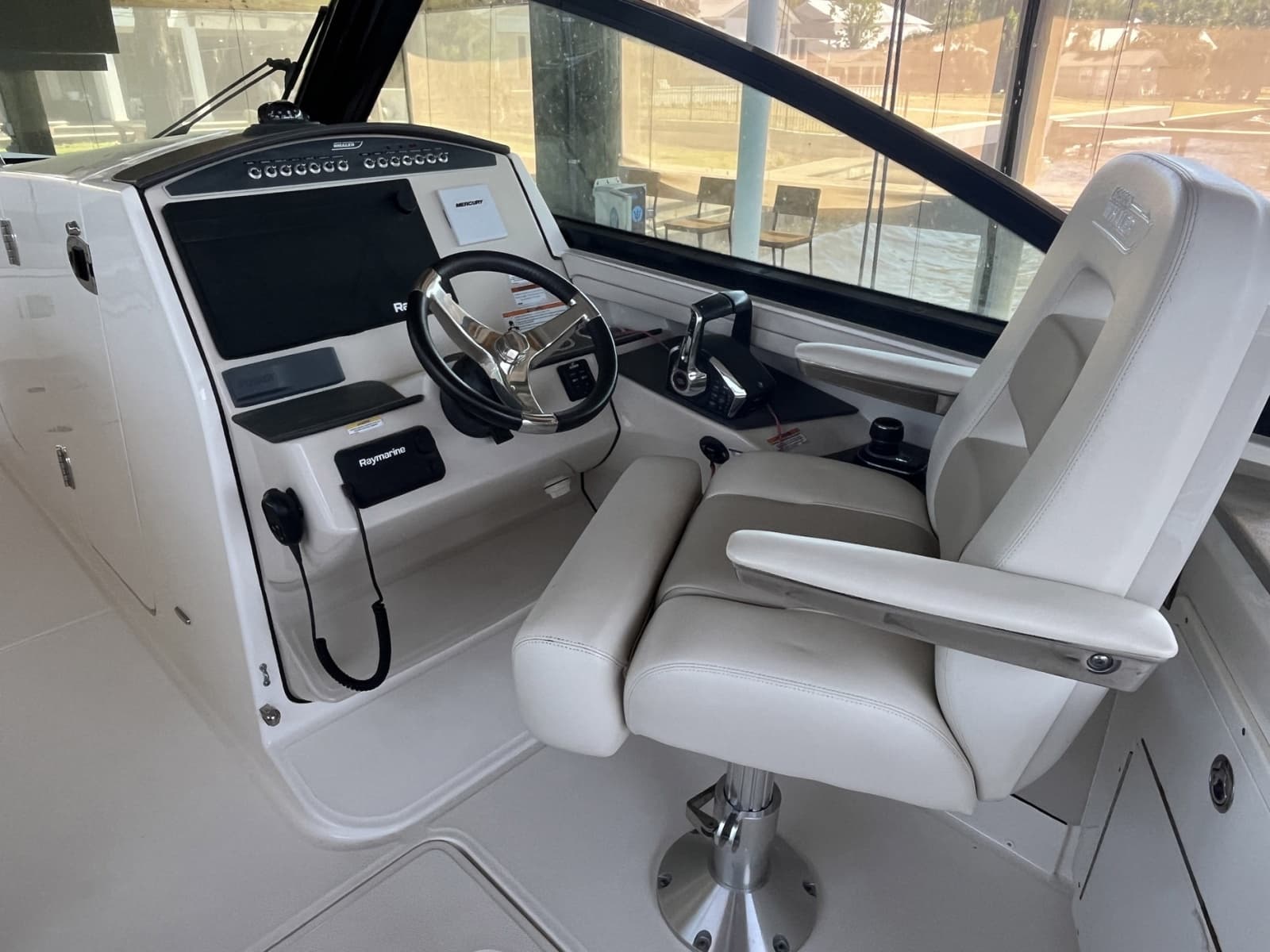 2022 Boston Whaler 320 Vantage
