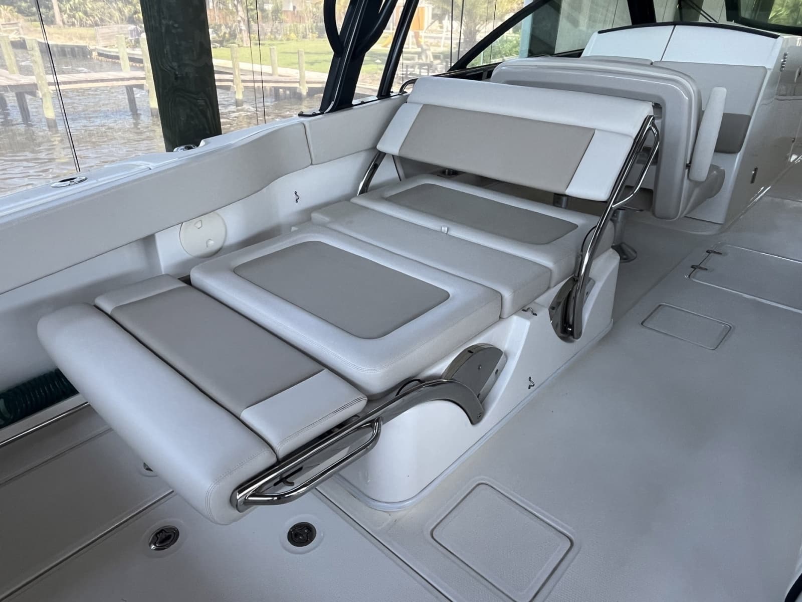 2022 Boston Whaler 320 Vantage