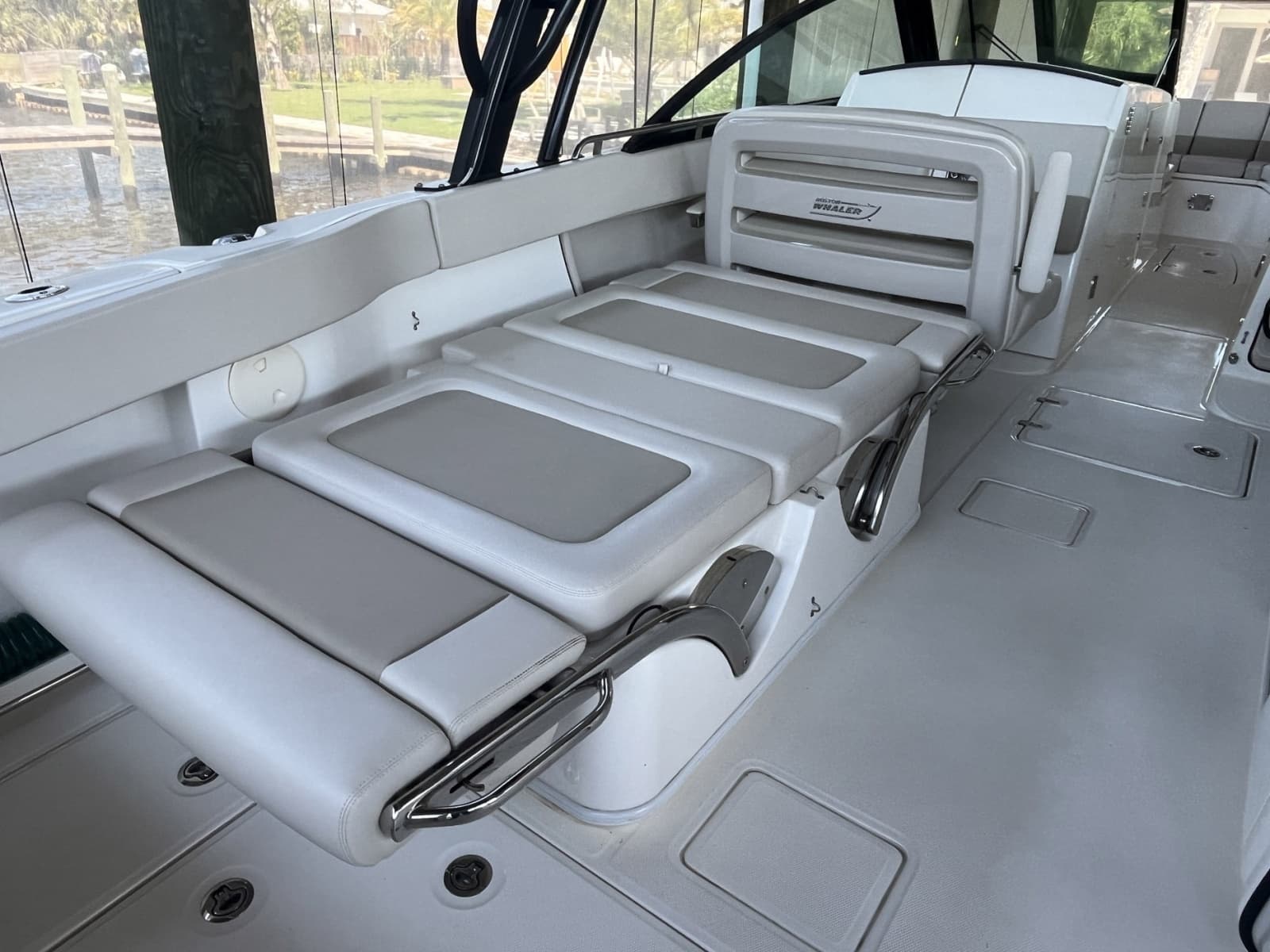 2022 Boston Whaler 320 Vantage