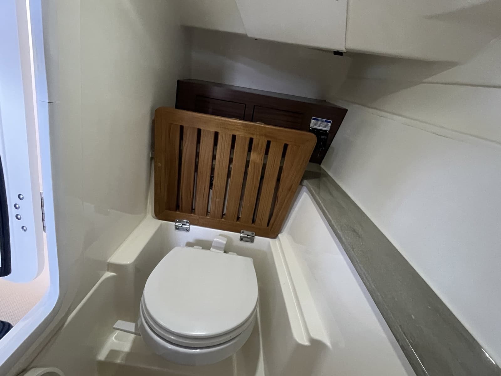 2022 Boston Whaler 320 Vantage