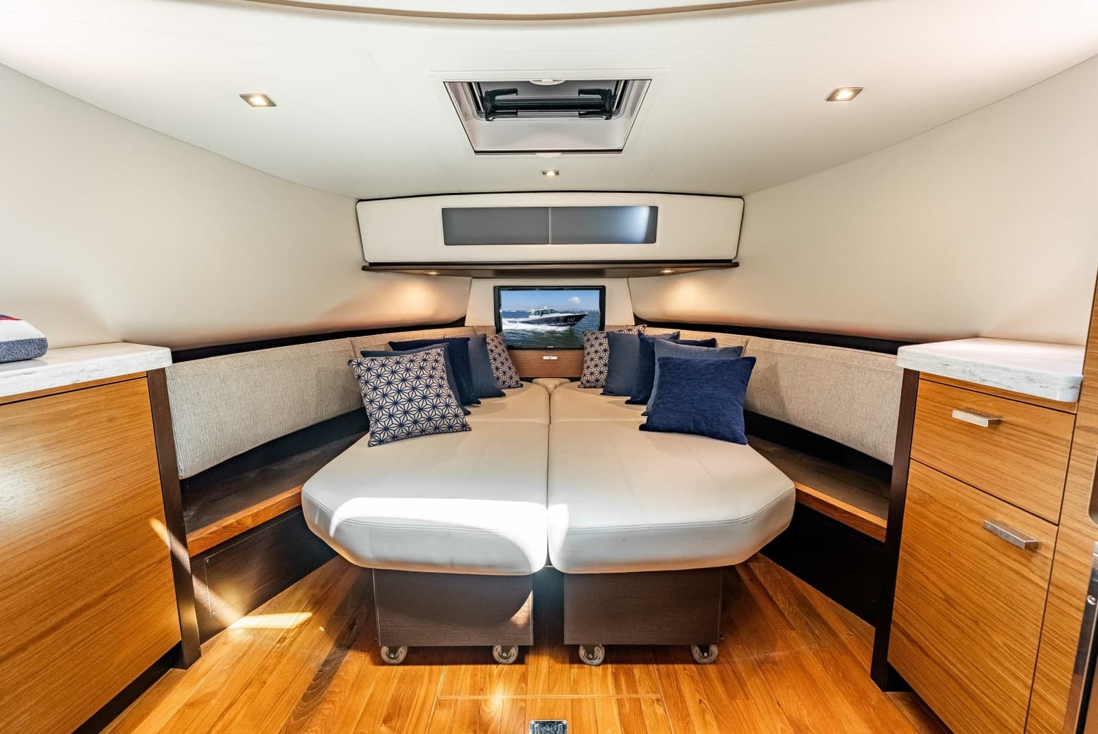 2016 Tiara Q44 LIVIMAC