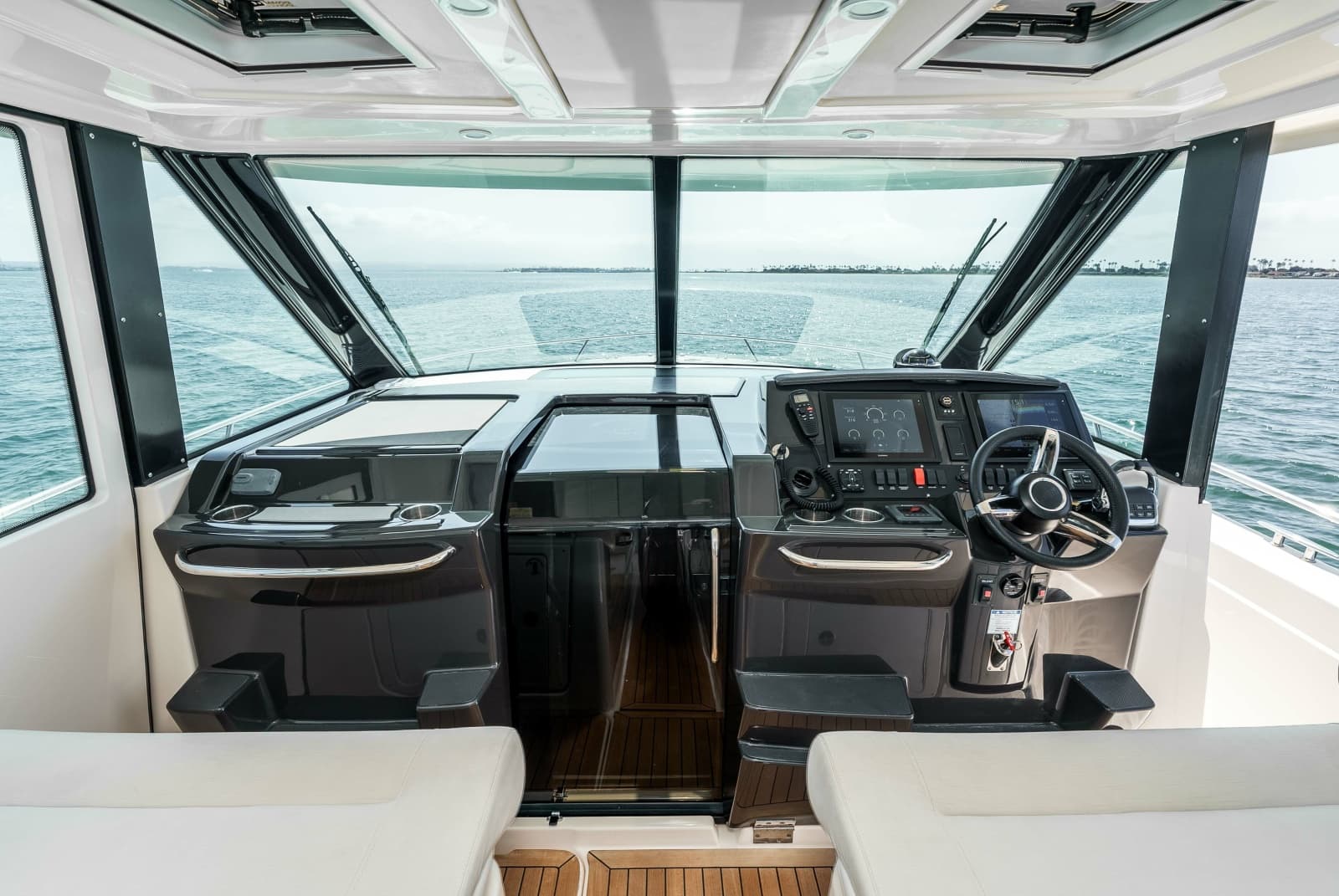 2016 Tiara Q44 LIVIMAC Helm