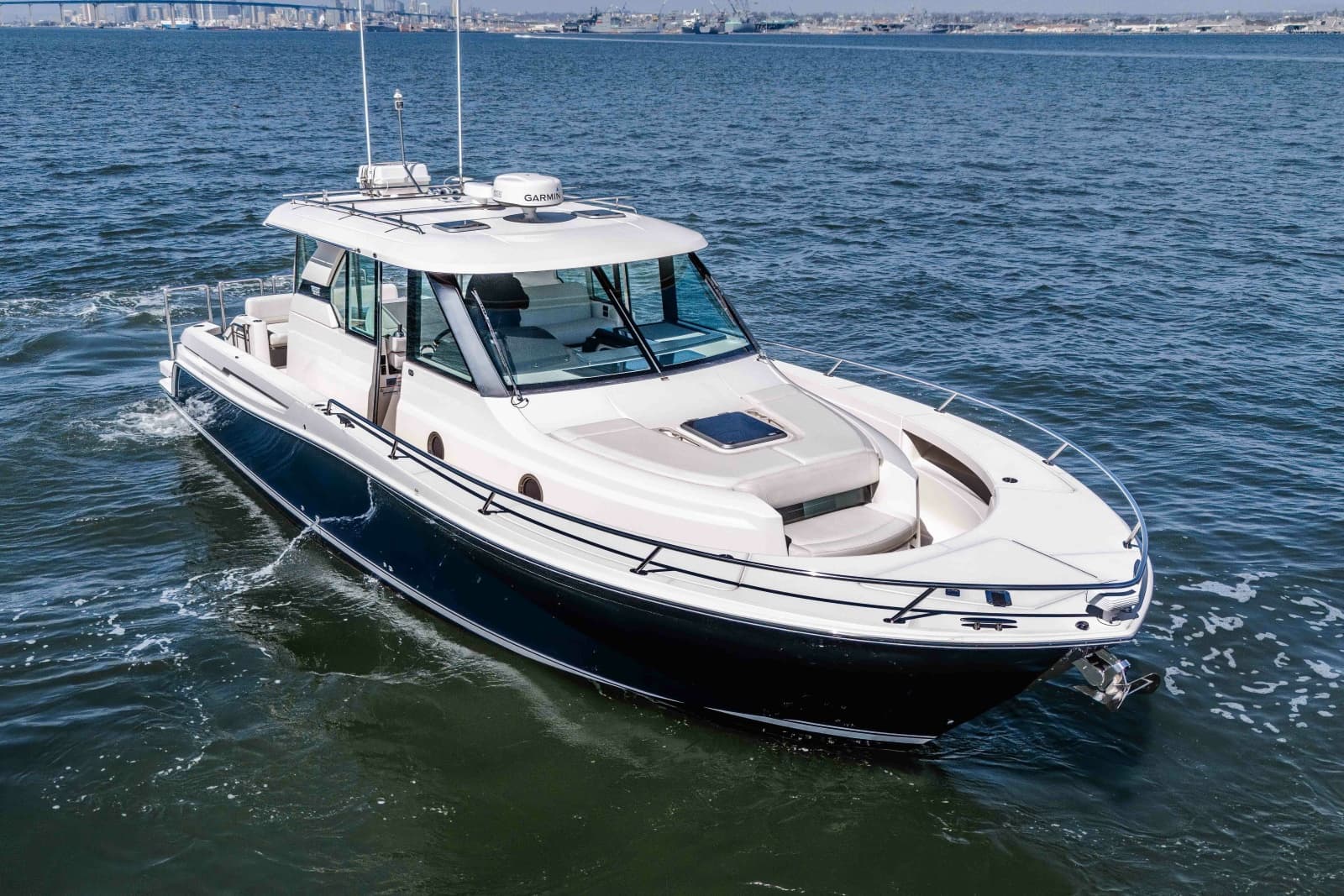 2016 Tiara Q44 LIVIMAC Profile