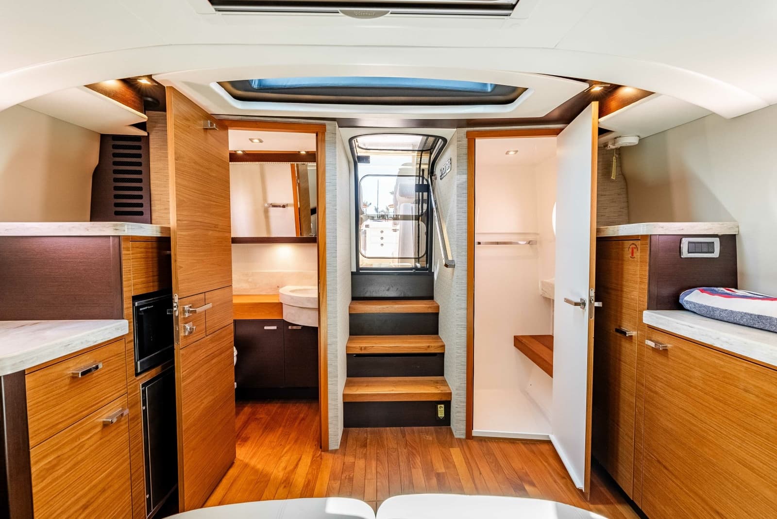 2016 Tiara Q44 LIVIMAC