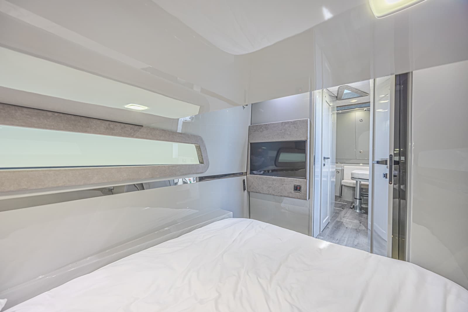 2025 Midnight Express 52 Vitesse