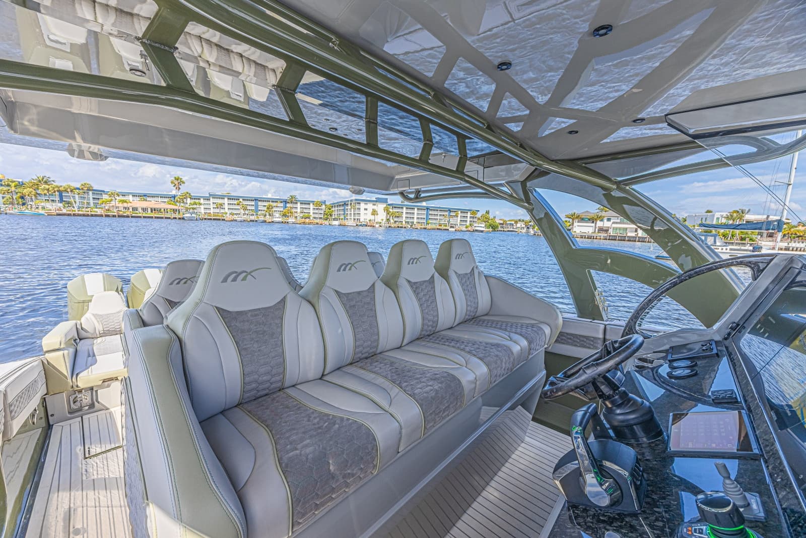 2025 Midnight Express 52 Vitesse