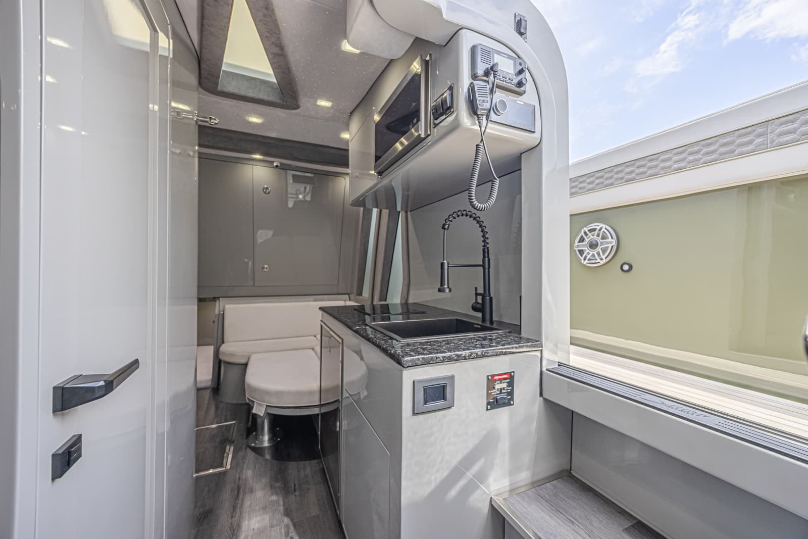 2025 Midnight Express 52 Vitesse