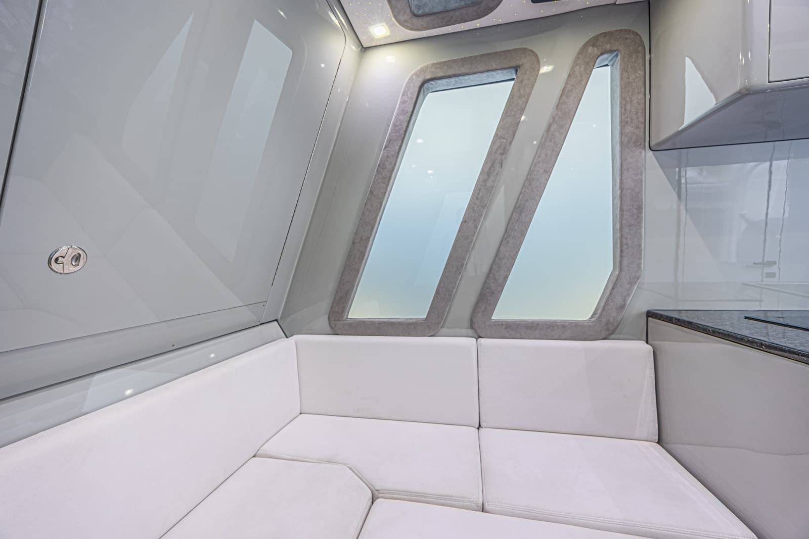 2025 Midnight Express 52 Vitesse