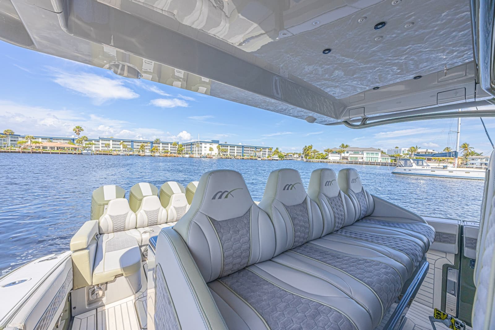 2025 Midnight Express 52 Vitesse