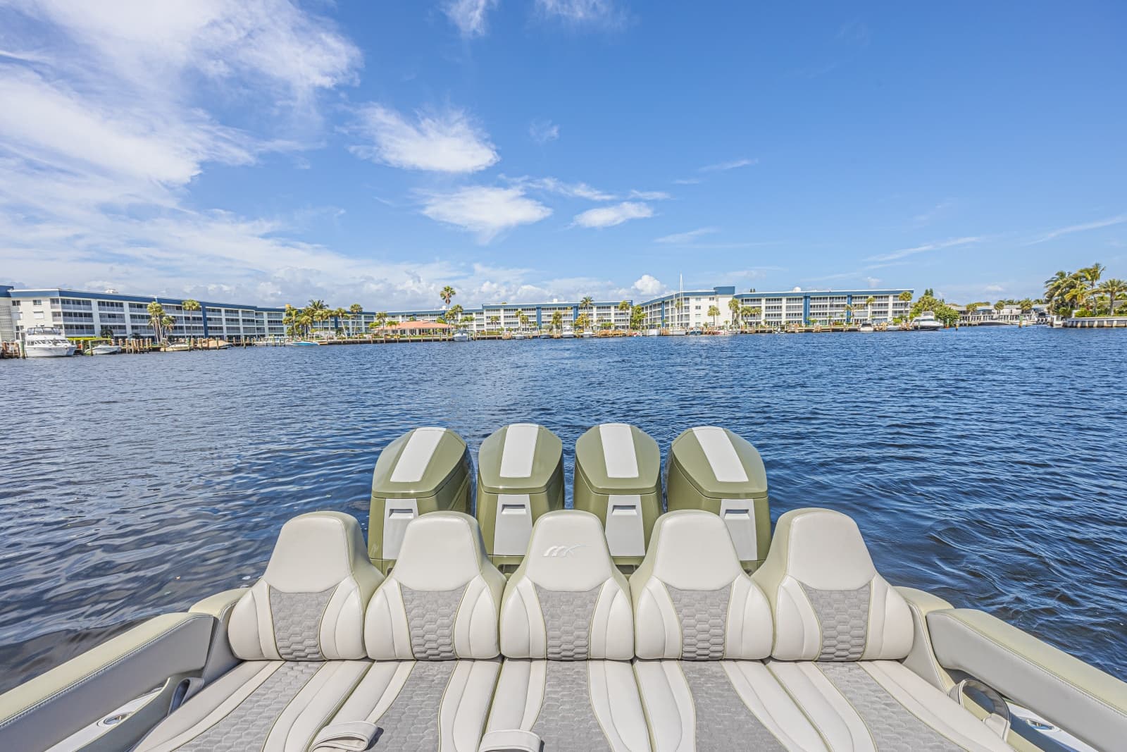 2025 Midnight Express 52 Vitesse