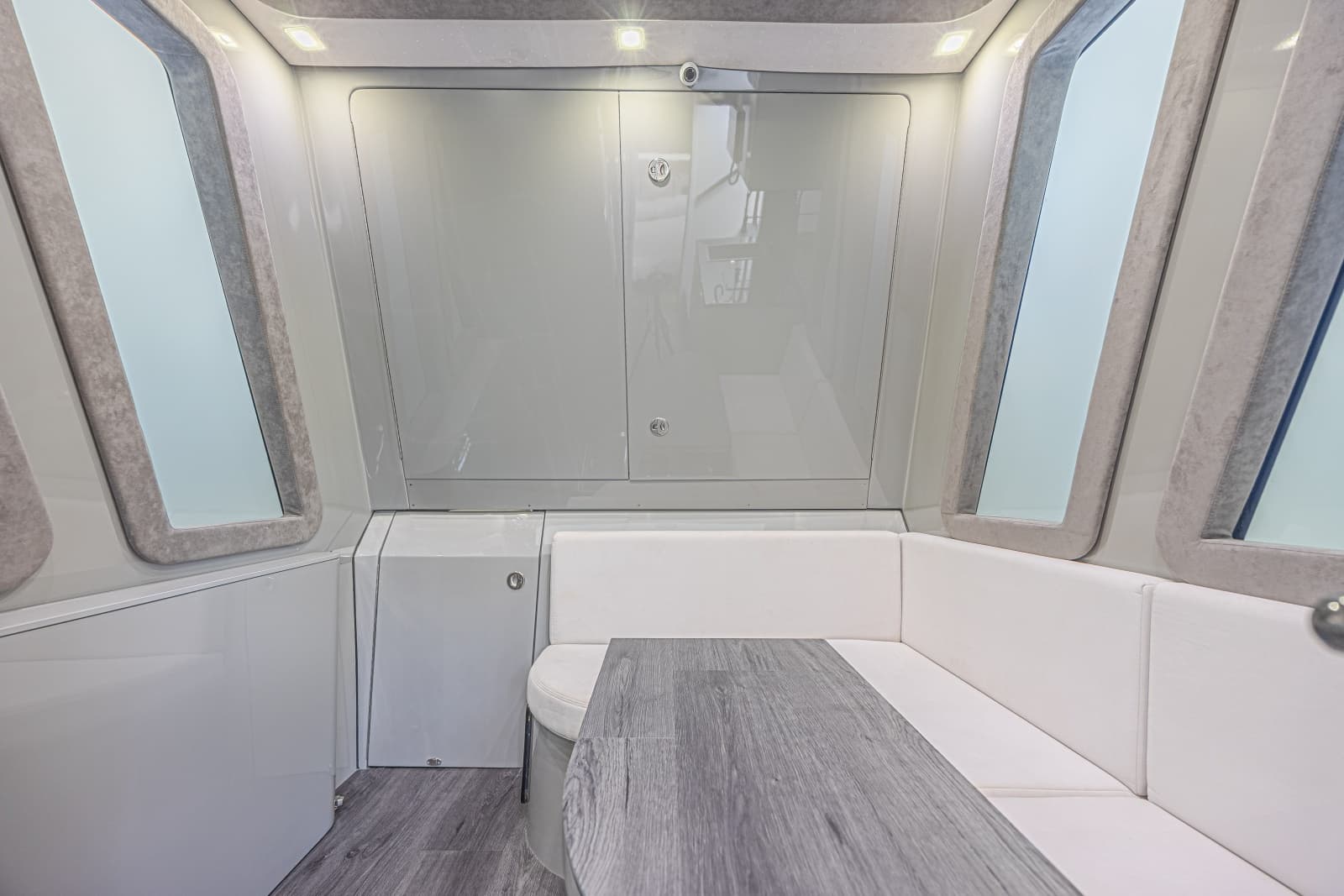 2025 Midnight Express 52 Vitesse