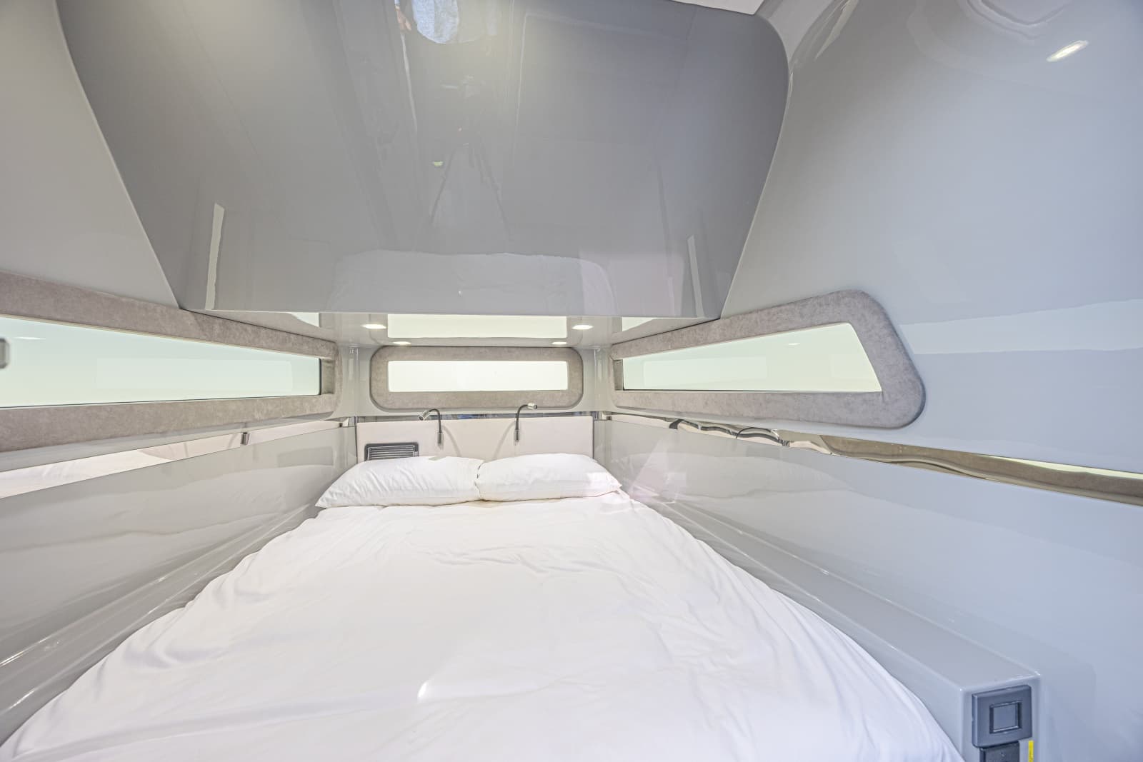 2025 Midnight Express 52 Vitesse