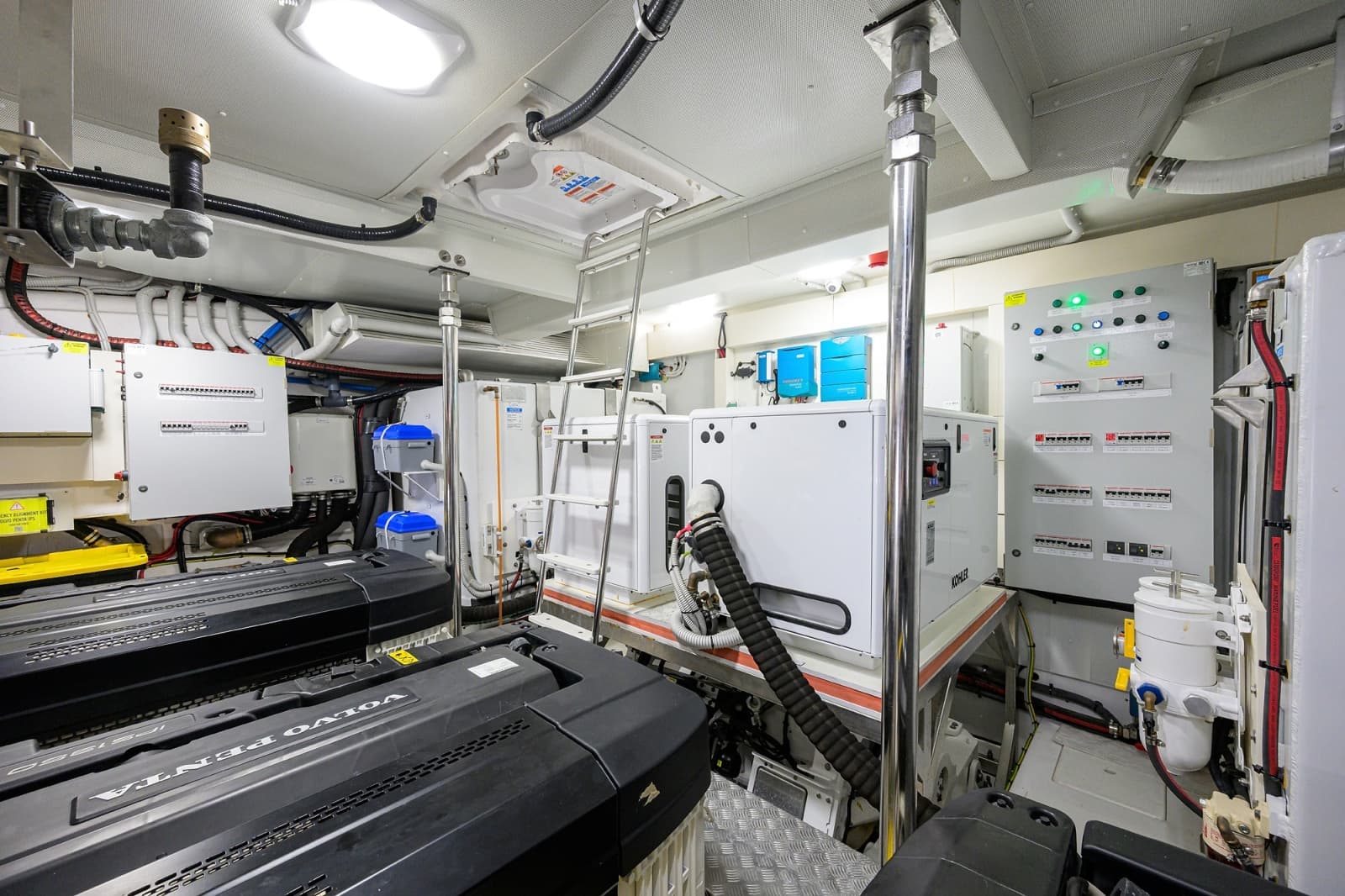 Azimut 78 - DT78 - Engine Room