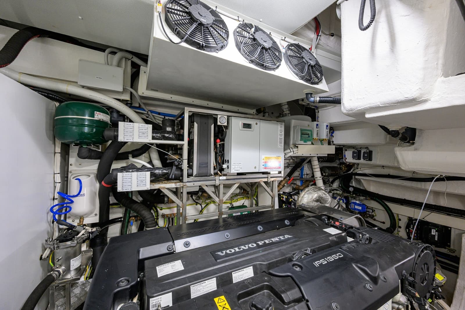 Azimut 78 - DT78 - Engine Room