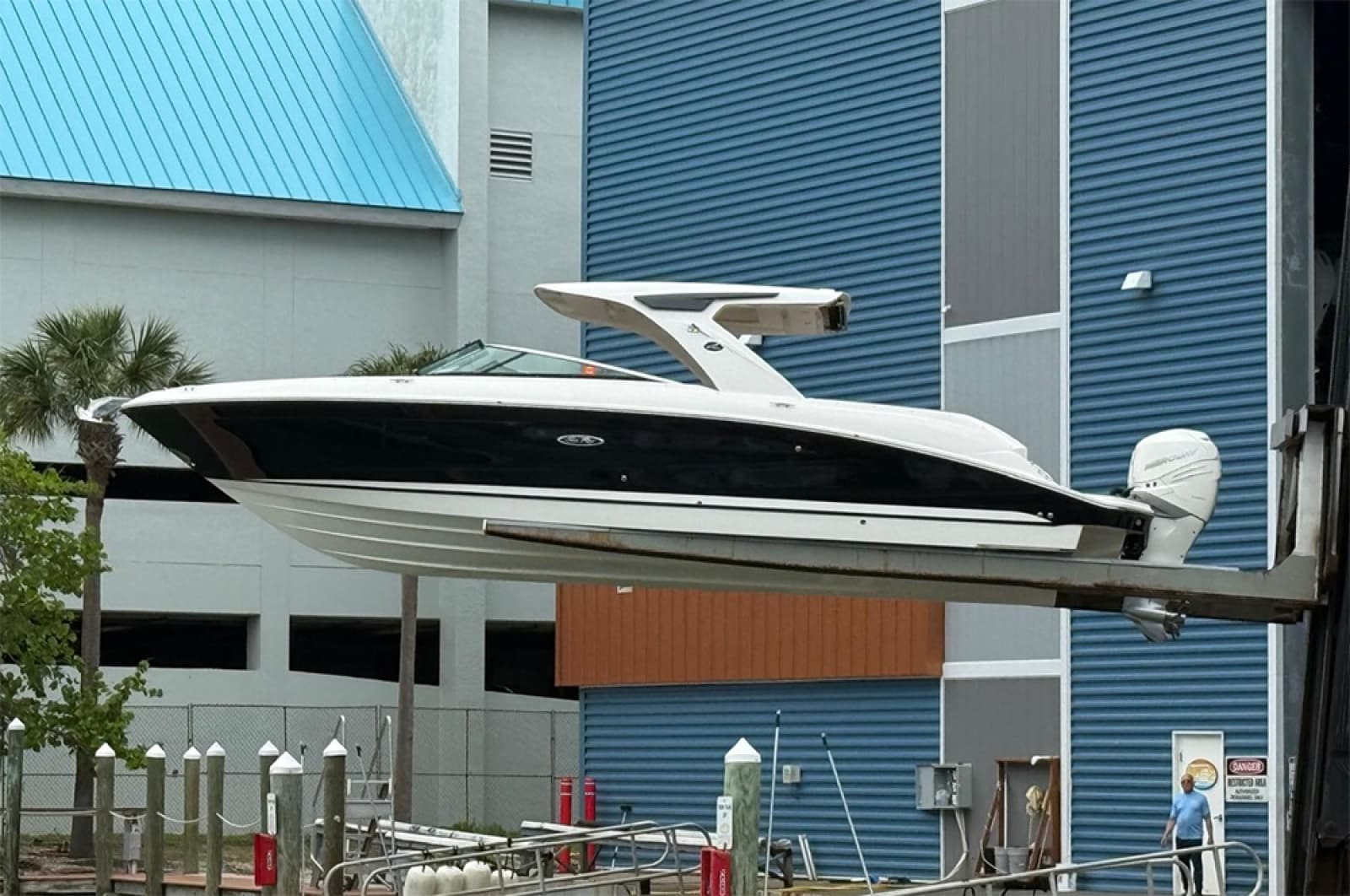 Port profile (on marine forklift)