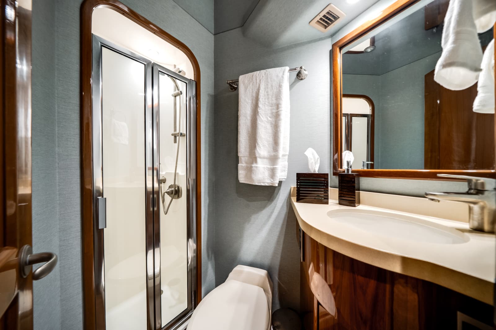 2015 Viking 70 CV ENCLOSED BRIDGE