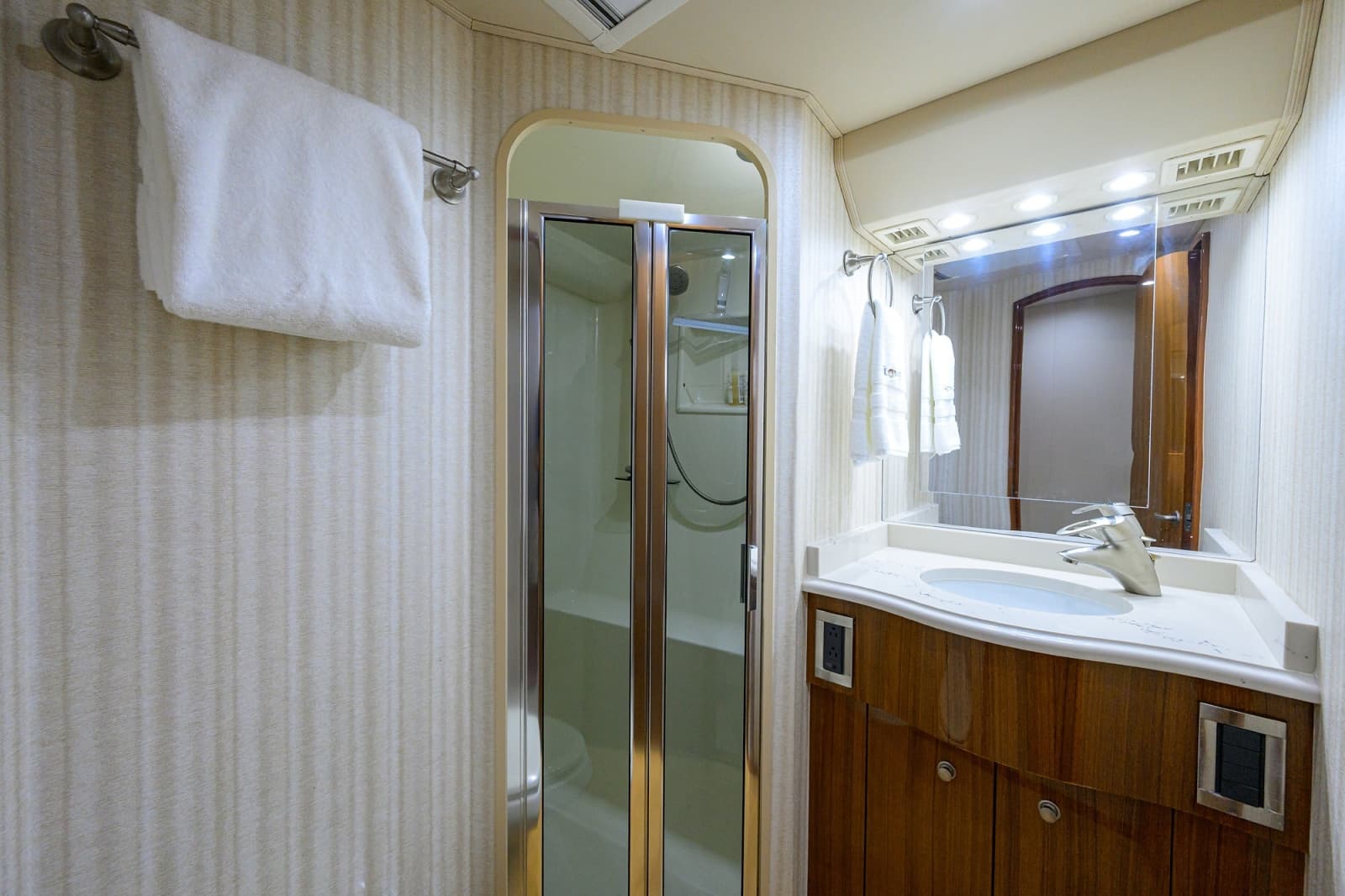 Viking 68 - BLOWFISH3 - Guest Head