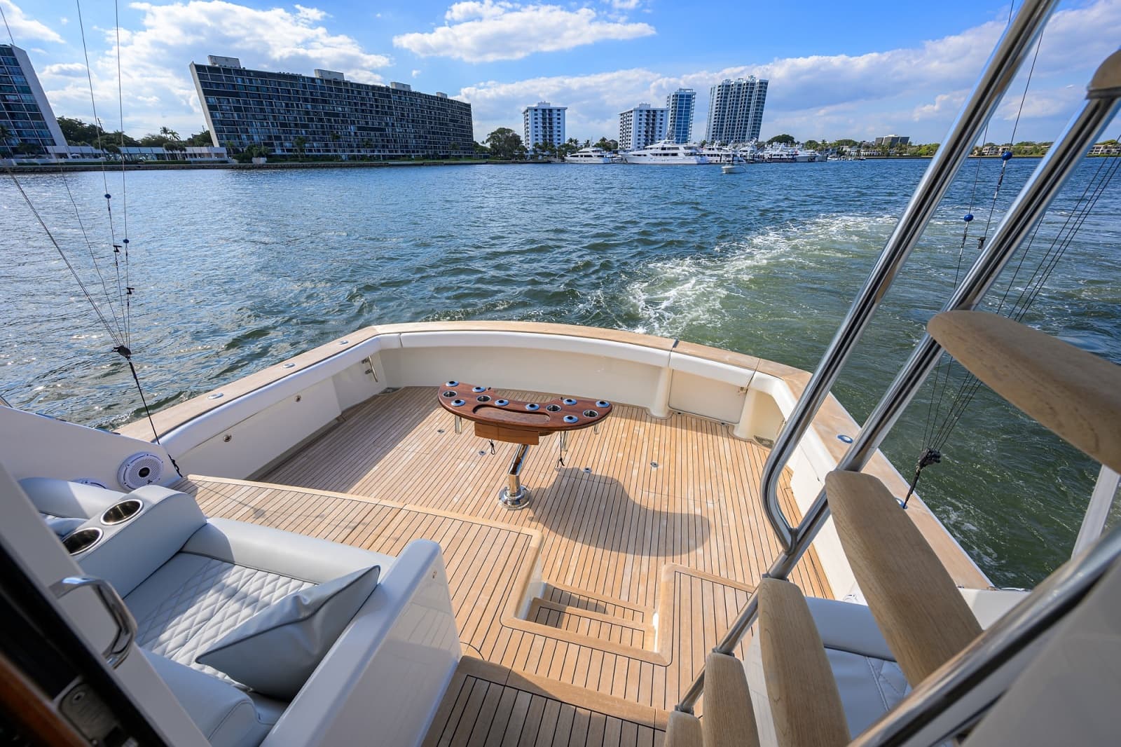 Viking 68 - BLOWFISH3 - Cockpit