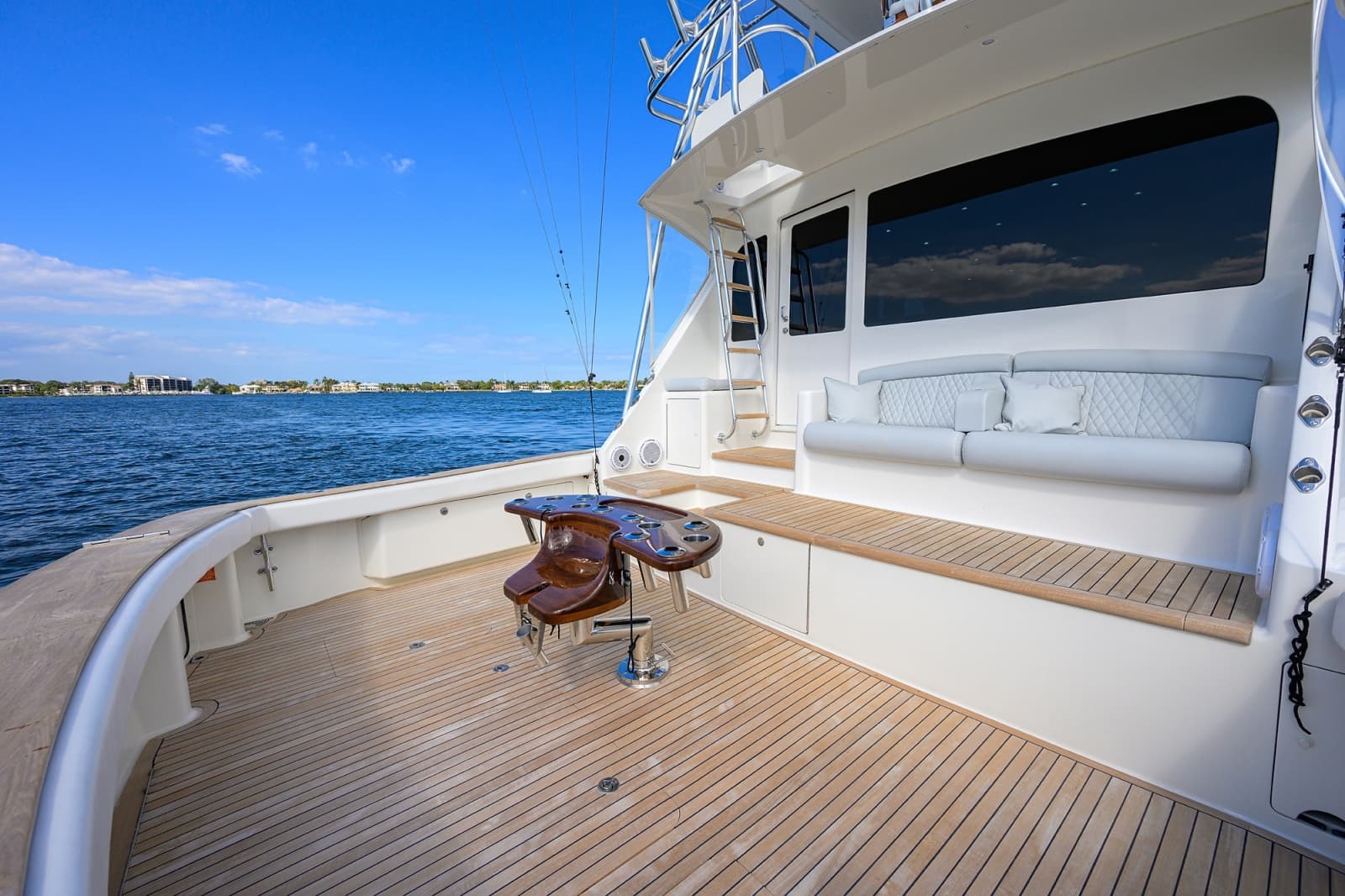 Viking 68 - BLOWFISH3 - Cockpit