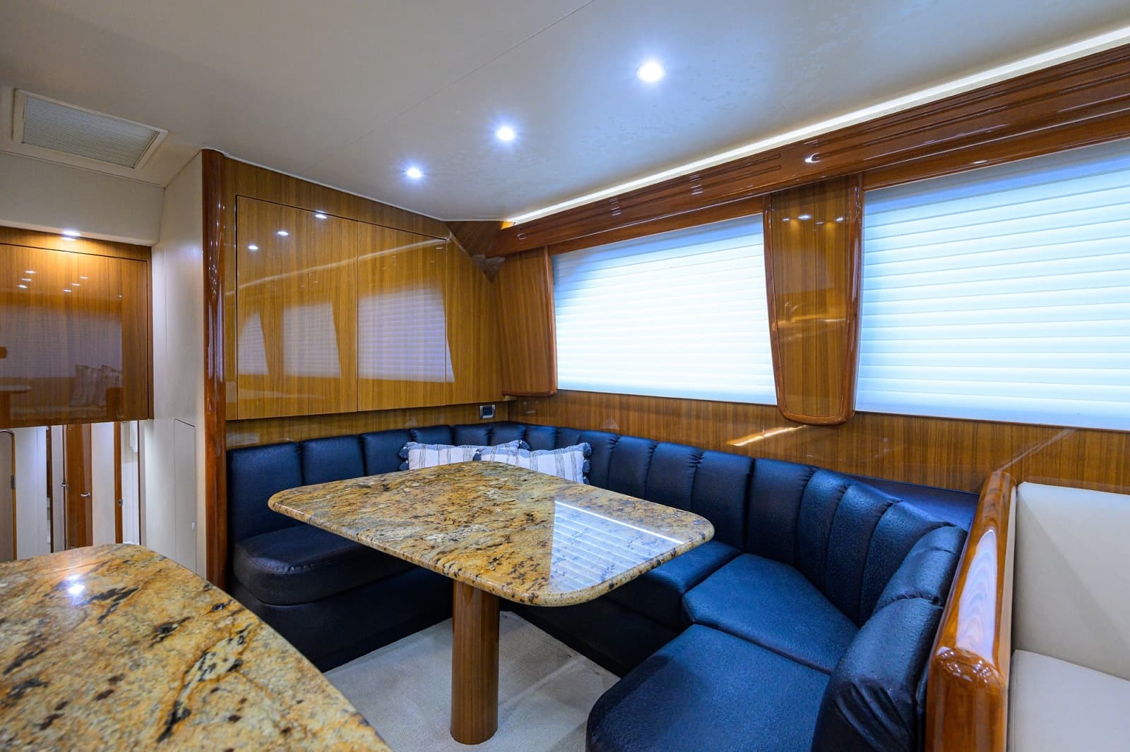 Viking 68 - BLOWFISH3 - Dinette 