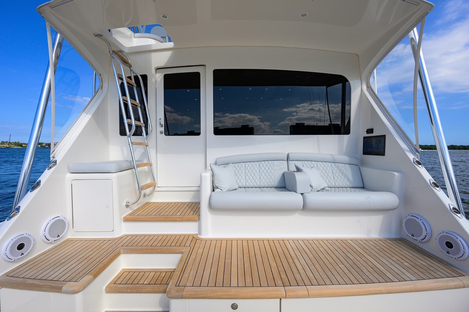 Viking 68 - BLOWFISH3 - Mezzanine Seating 