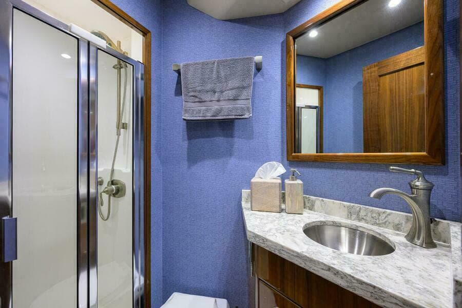 Viking 72 TAMI ANN - Port Guest Head