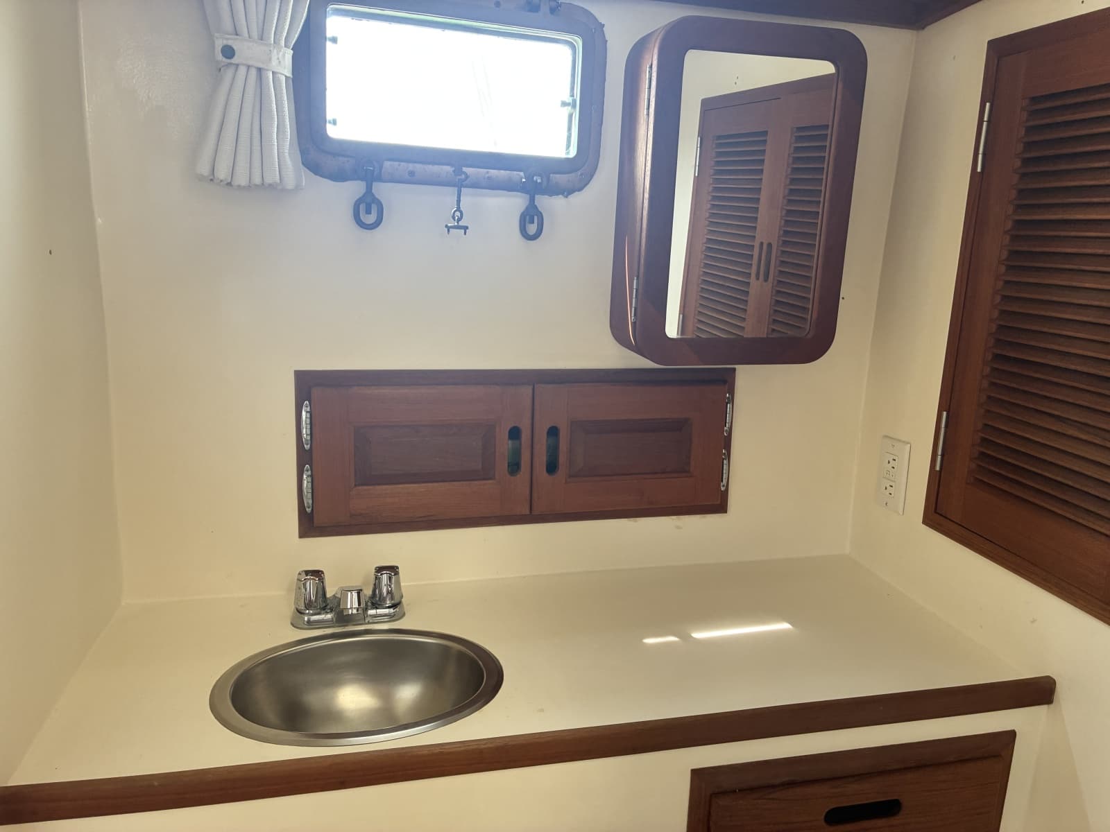 1989 Duffy 35 Flybridge - Sink