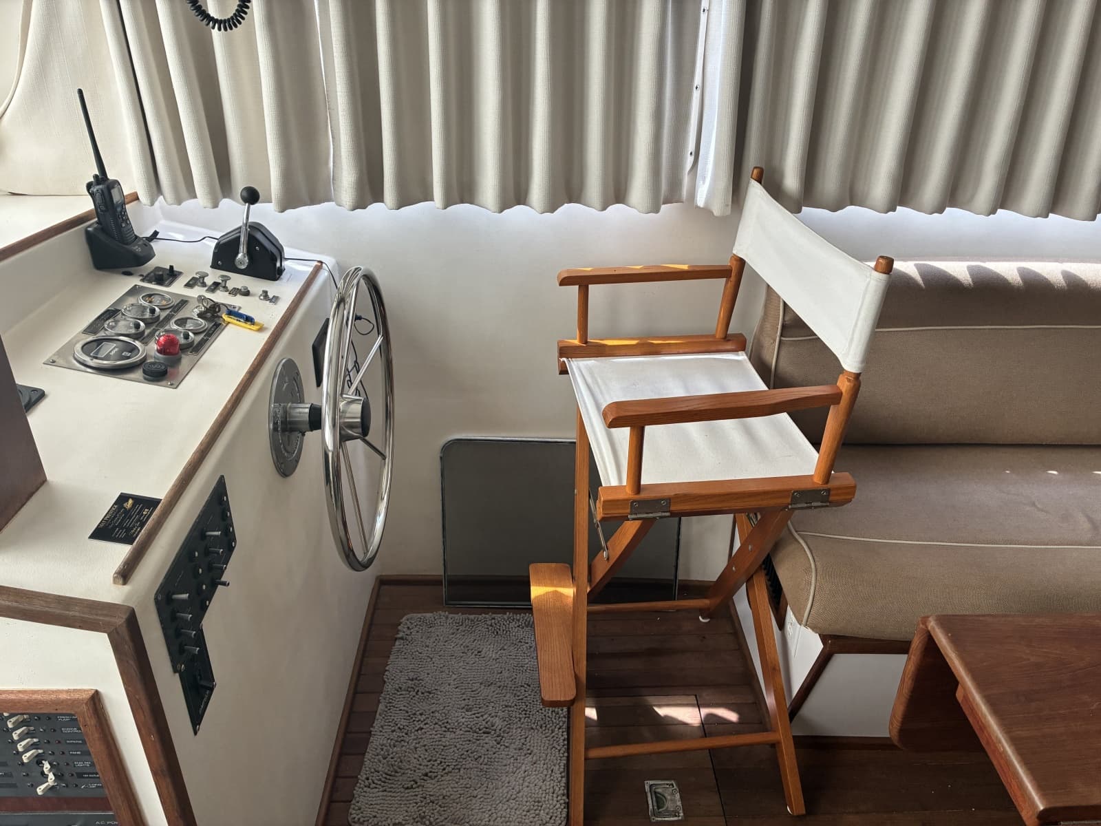 1989 Duffy 35 Flybridge - Lower helm