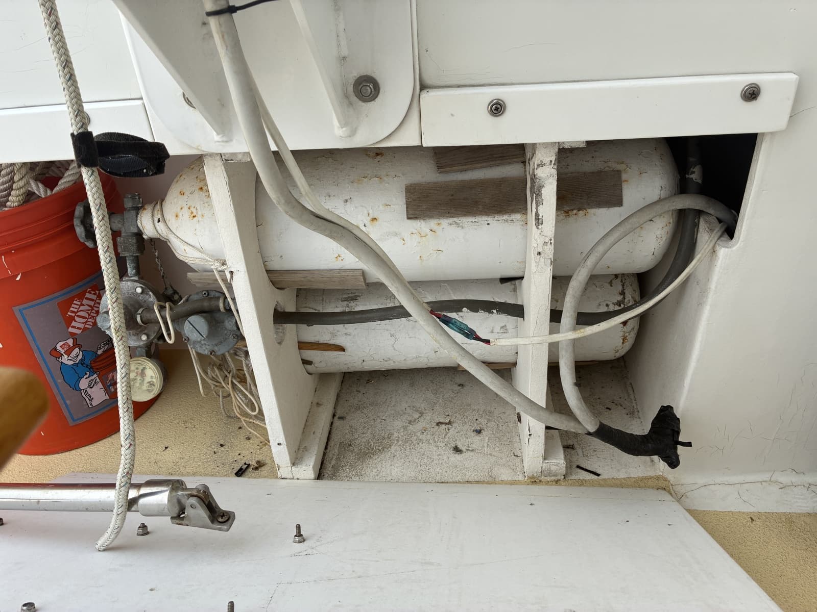 1989 Duffy 35 Flybridge - CNG Tanks