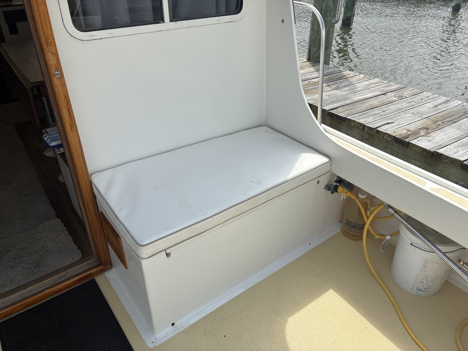 1989 Duffy 35 Flybridge - Cockpit storage