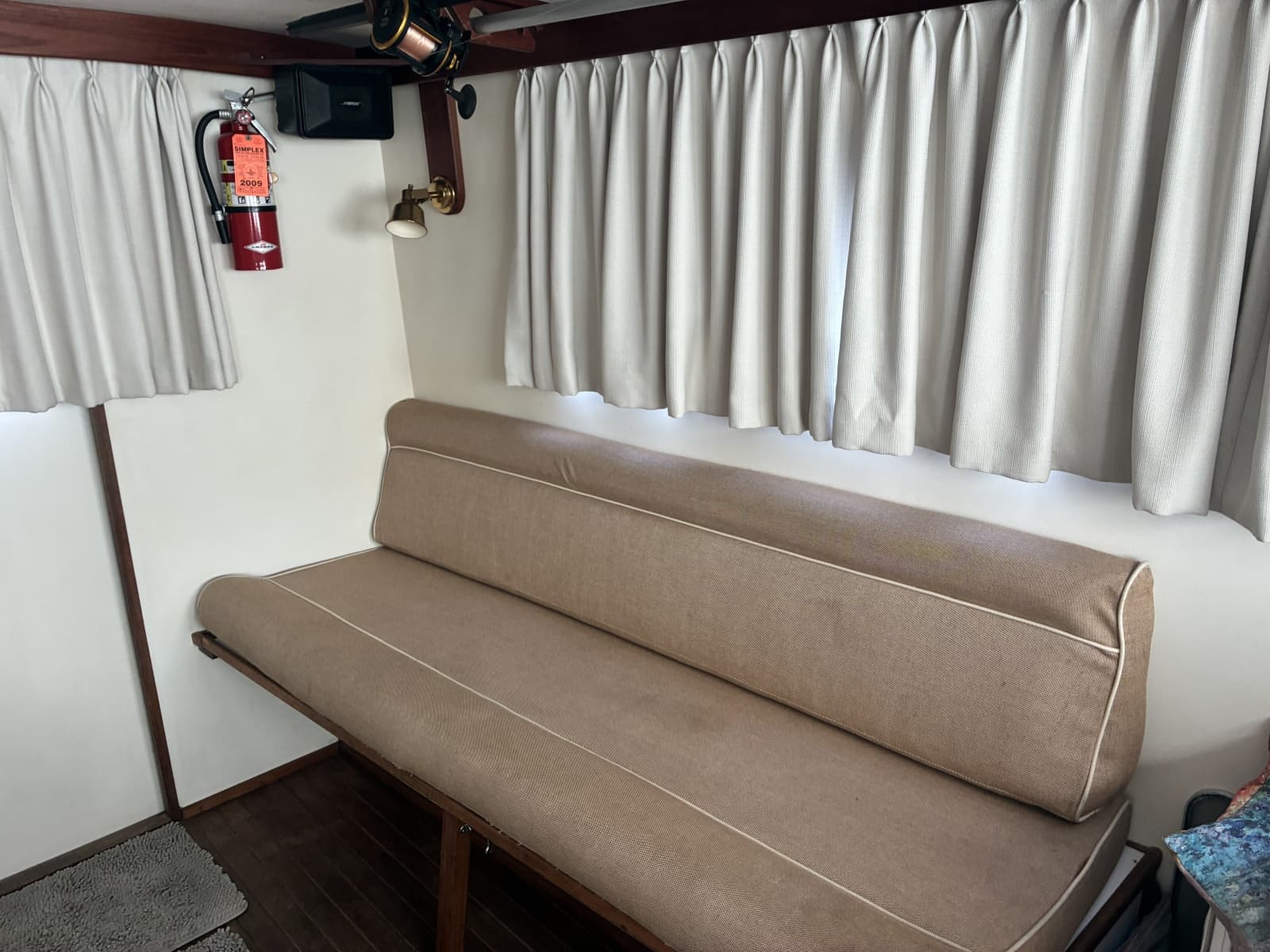 1989 Duffy 35 Flybridge - Port settee