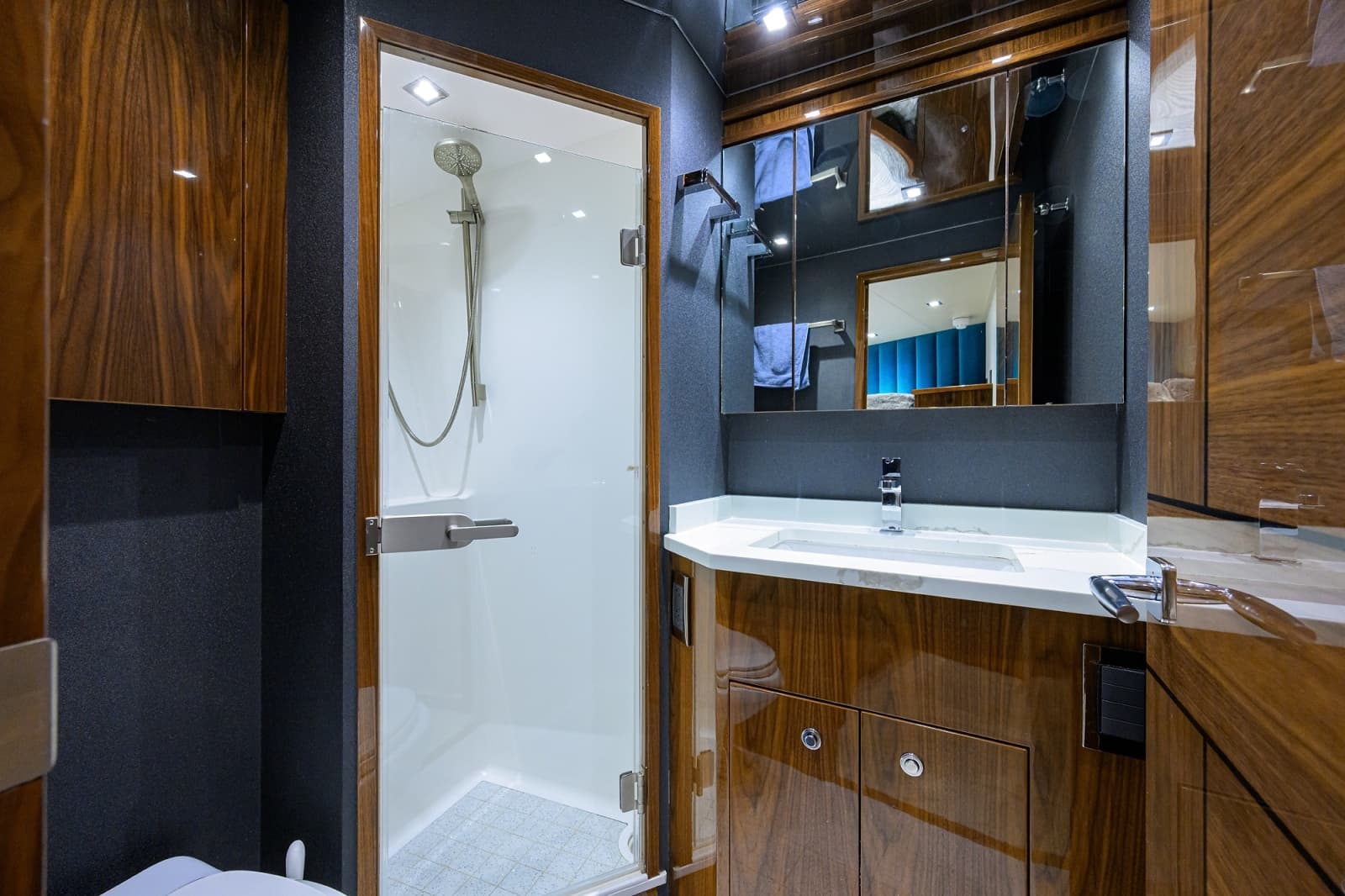 Viking 80 MERCEDES - Forward Starboard Guest Head