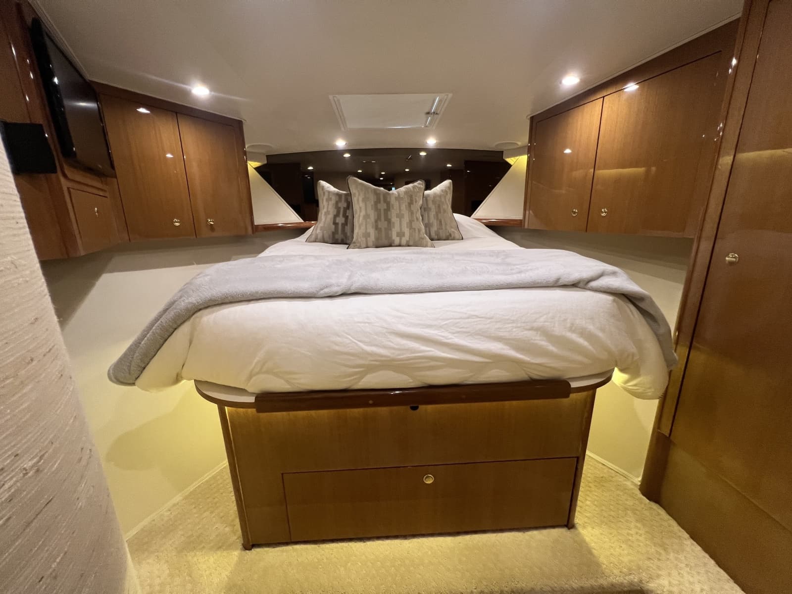 Viking 52 LET IT RAIN - VIP Stateroom