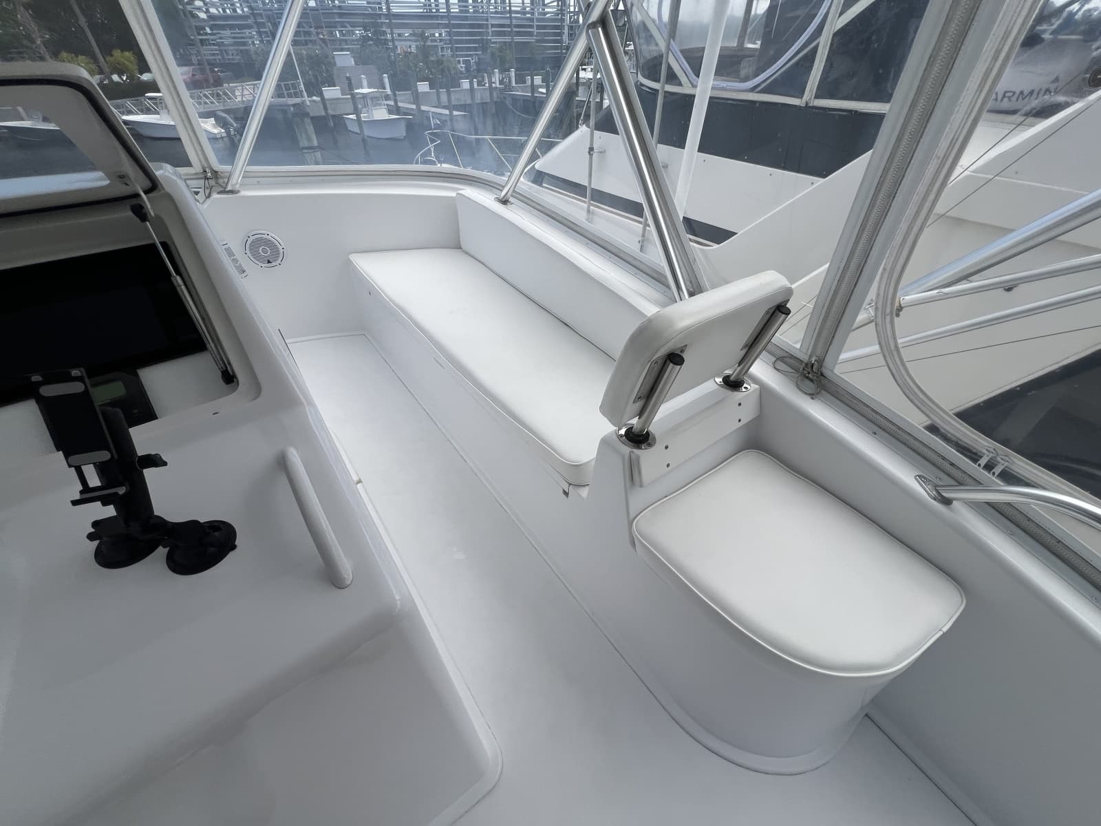 Viking 52 LET IT RAIN - Helm Seating