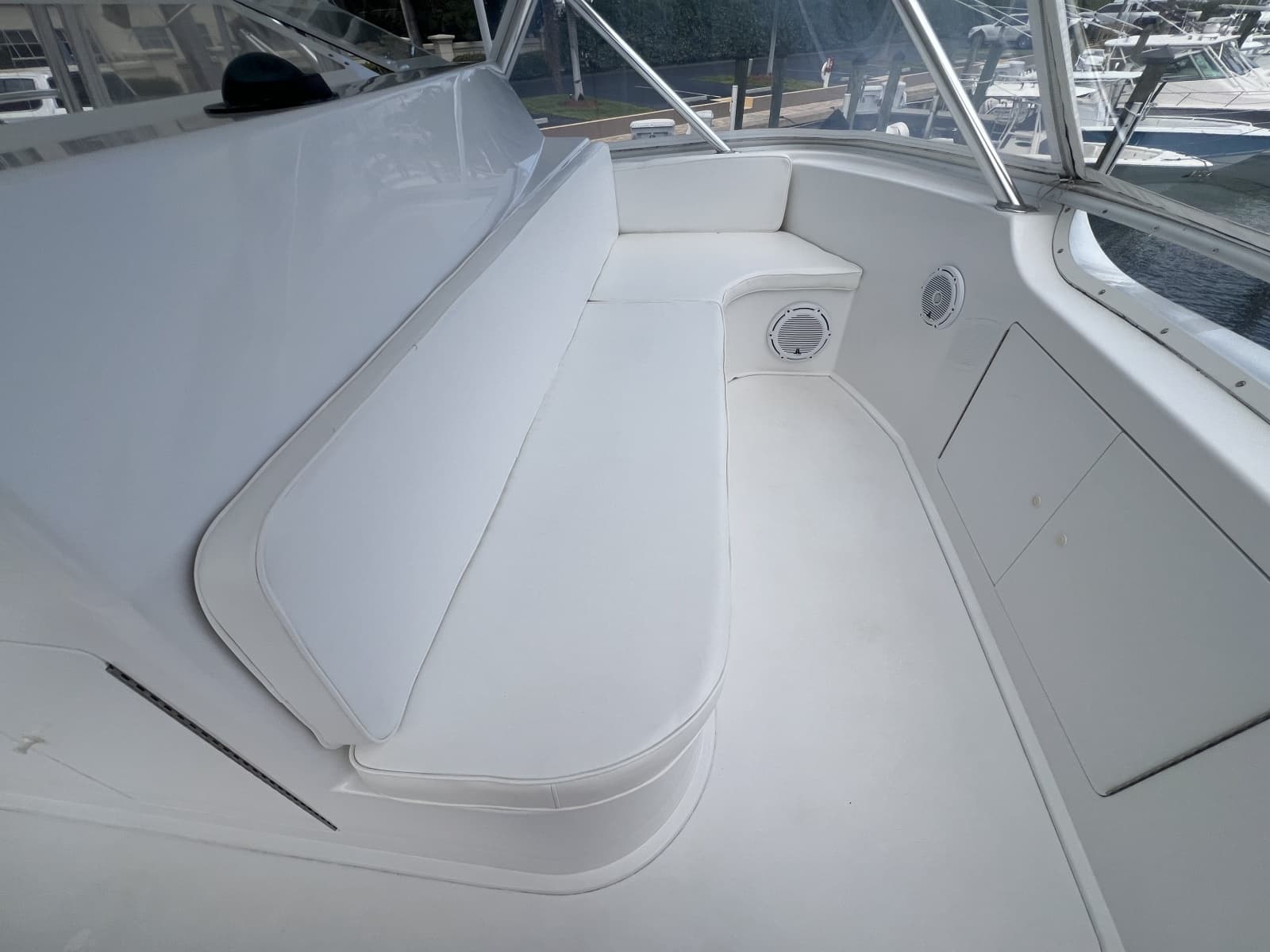 Viking 52 LET IT RAIN - Helm Seating