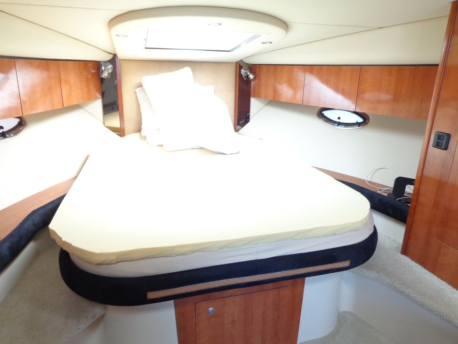 2008 Cruisers Yachts 330/350 Express