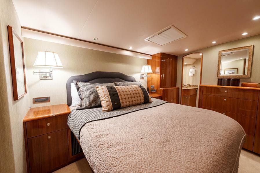 2008 Viking 68 Skybridge LIQUID APPLE Master Stateroom