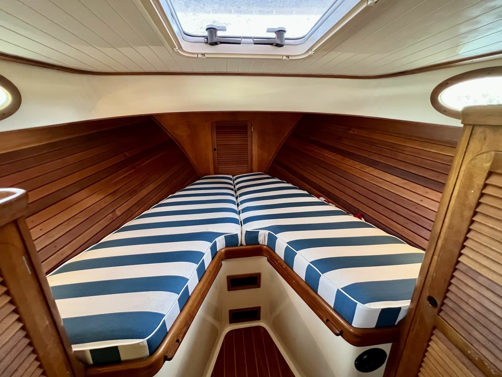 1995 Hinckley Picnic Boat 36 Classic