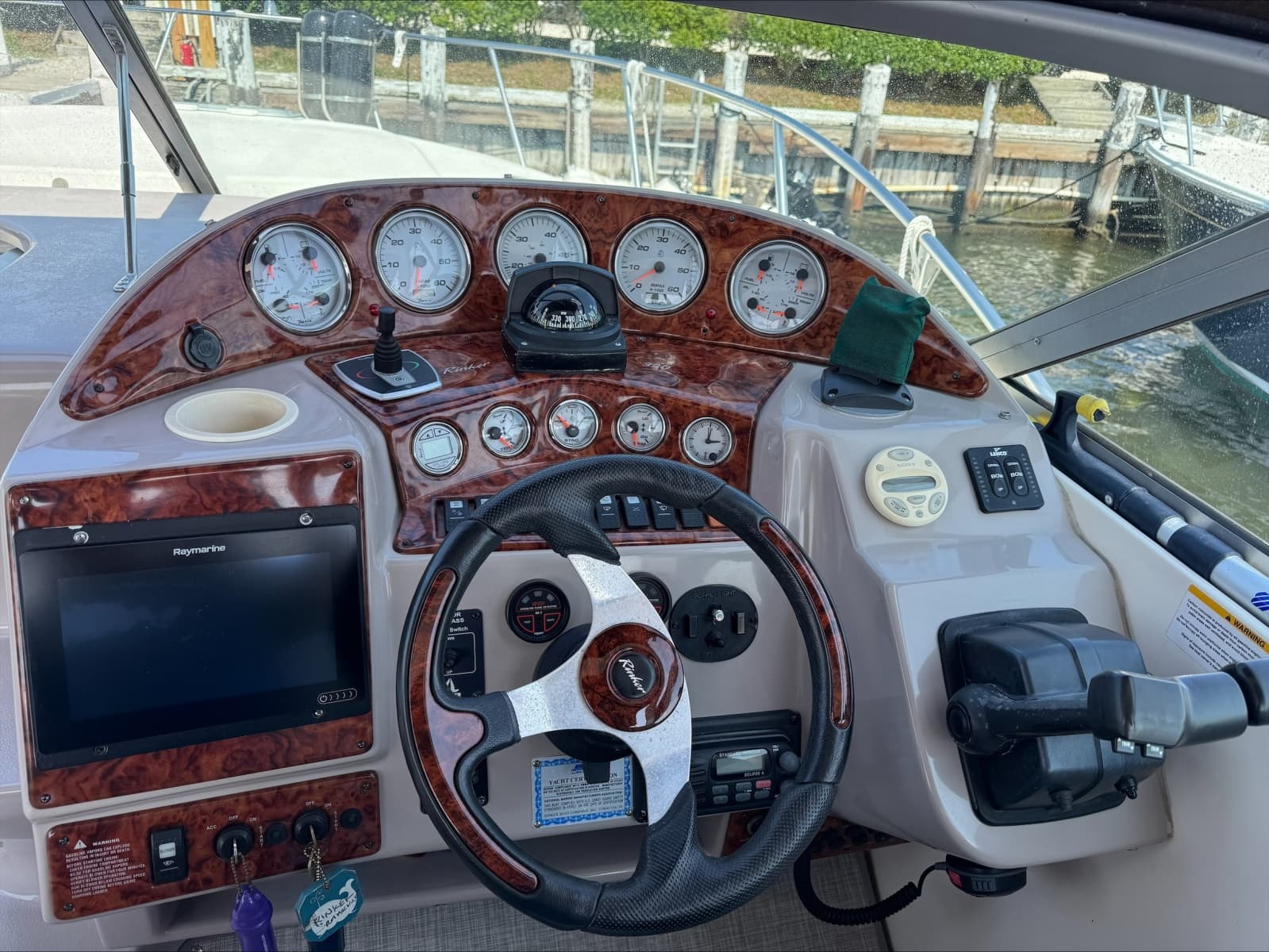 2005 Rinker Fiesta Vee 32