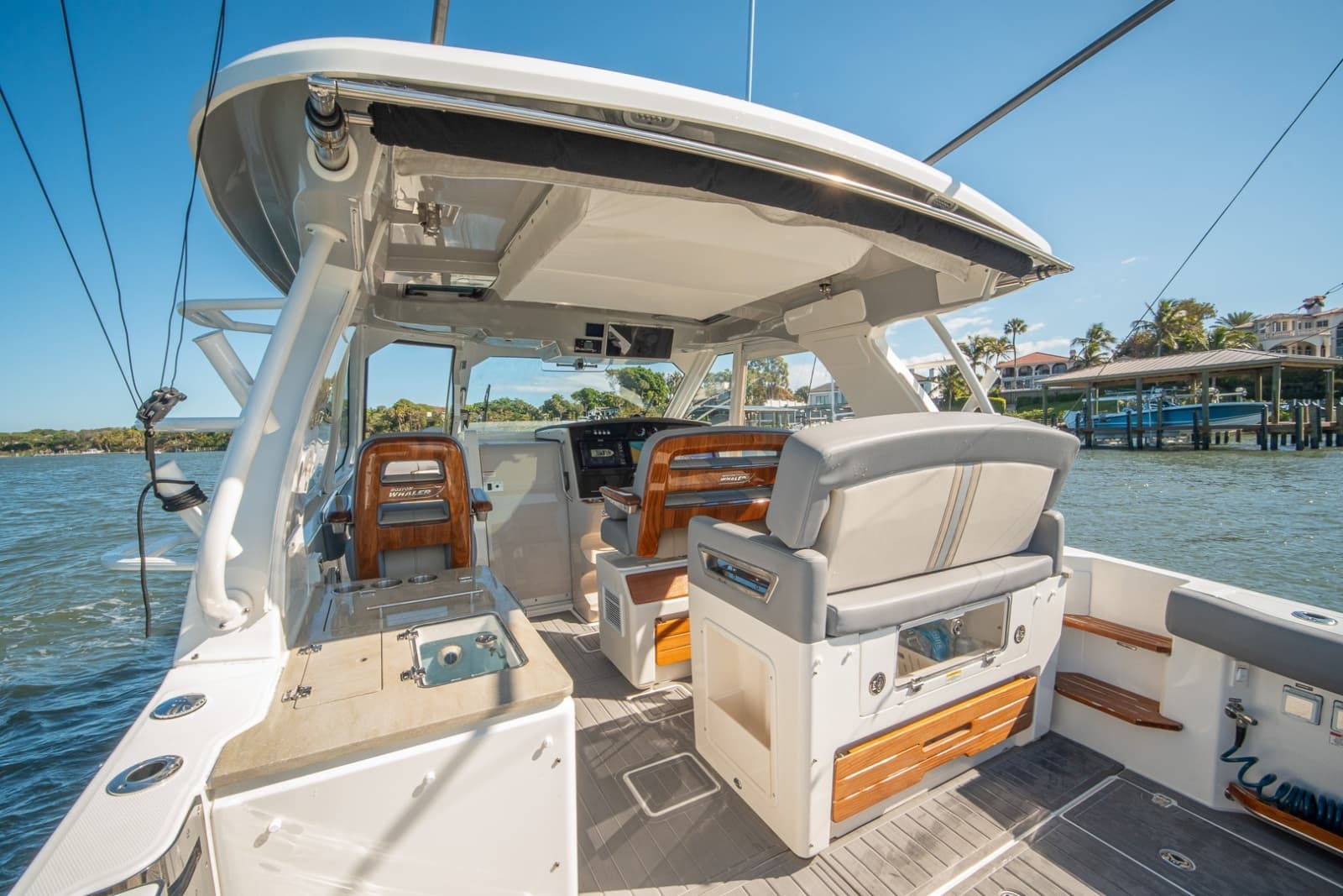 Boston Whaler 380 Realm -