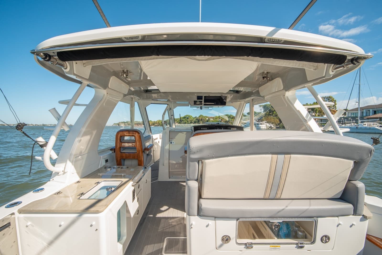 Boston Whaler 380 Realm -