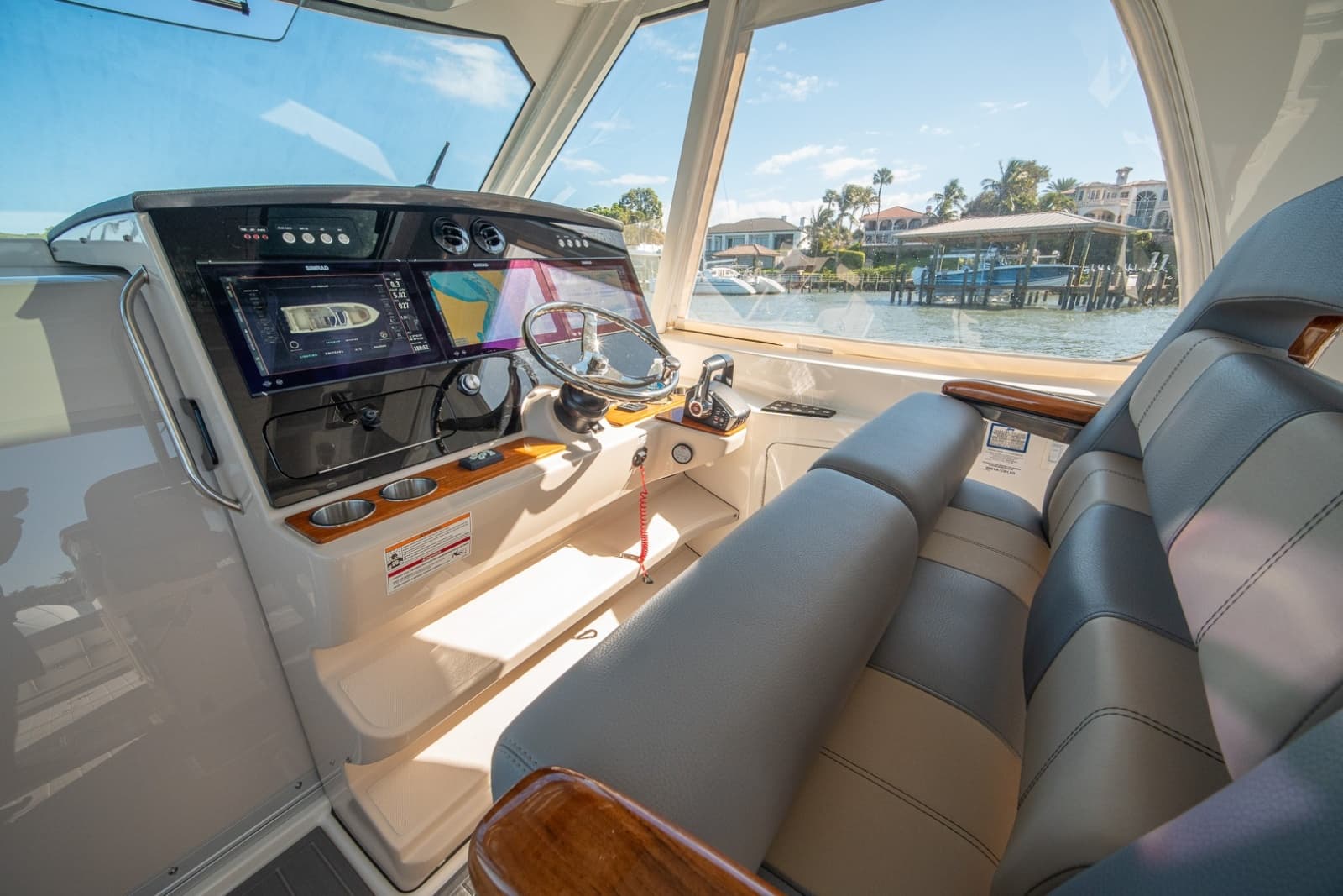 Boston Whaler 380 Realm -