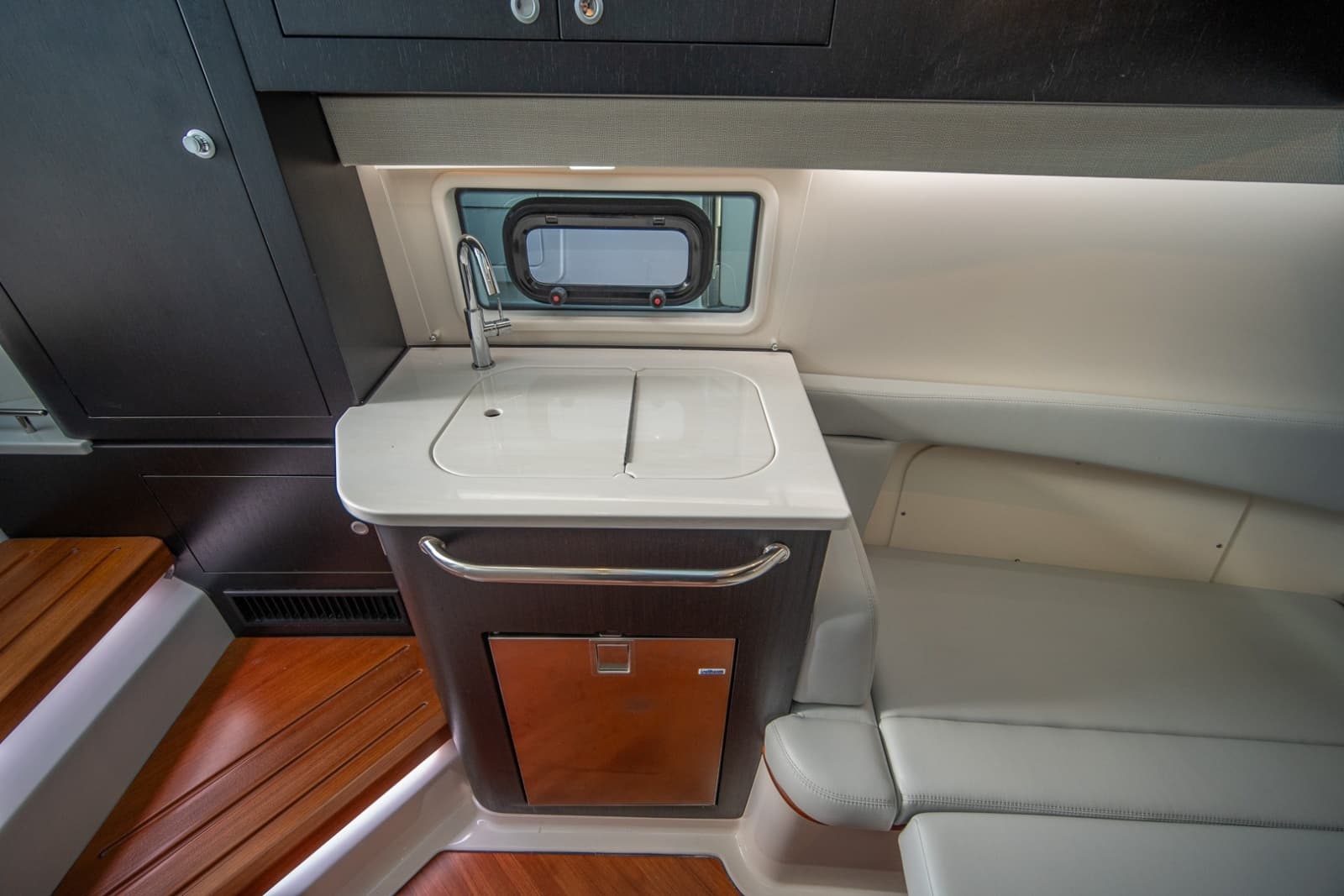 Boston Whaler 380 Realm -