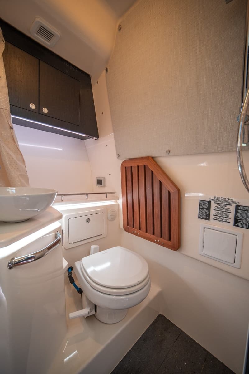 Boston Whaler 380 Realm -