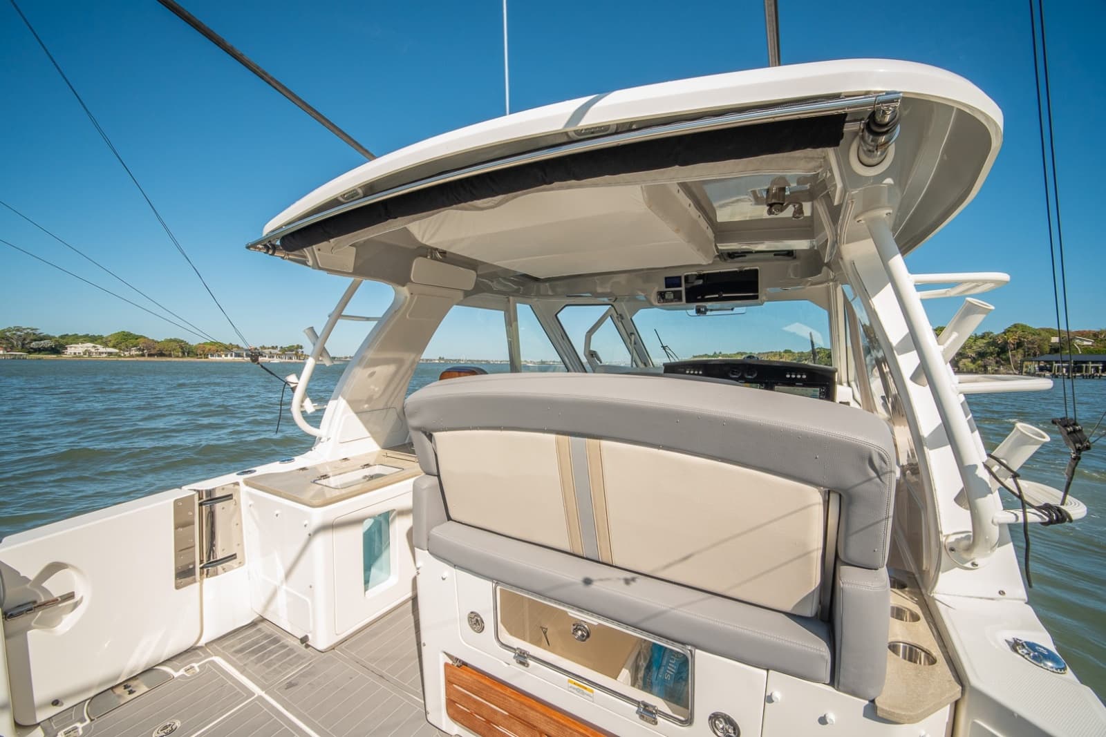 Boston Whaler 380 Realm -