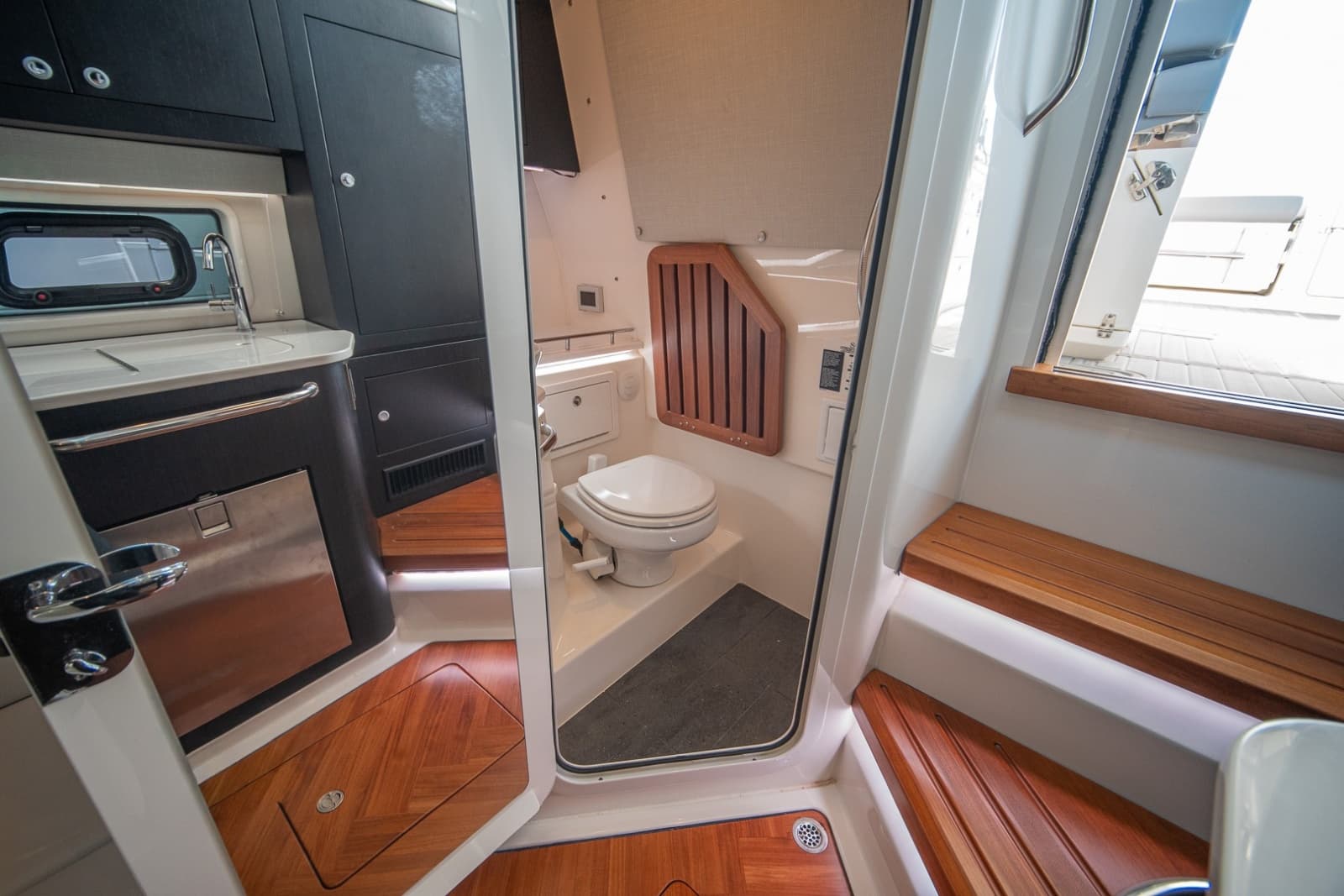 Boston Whaler 380 Realm -