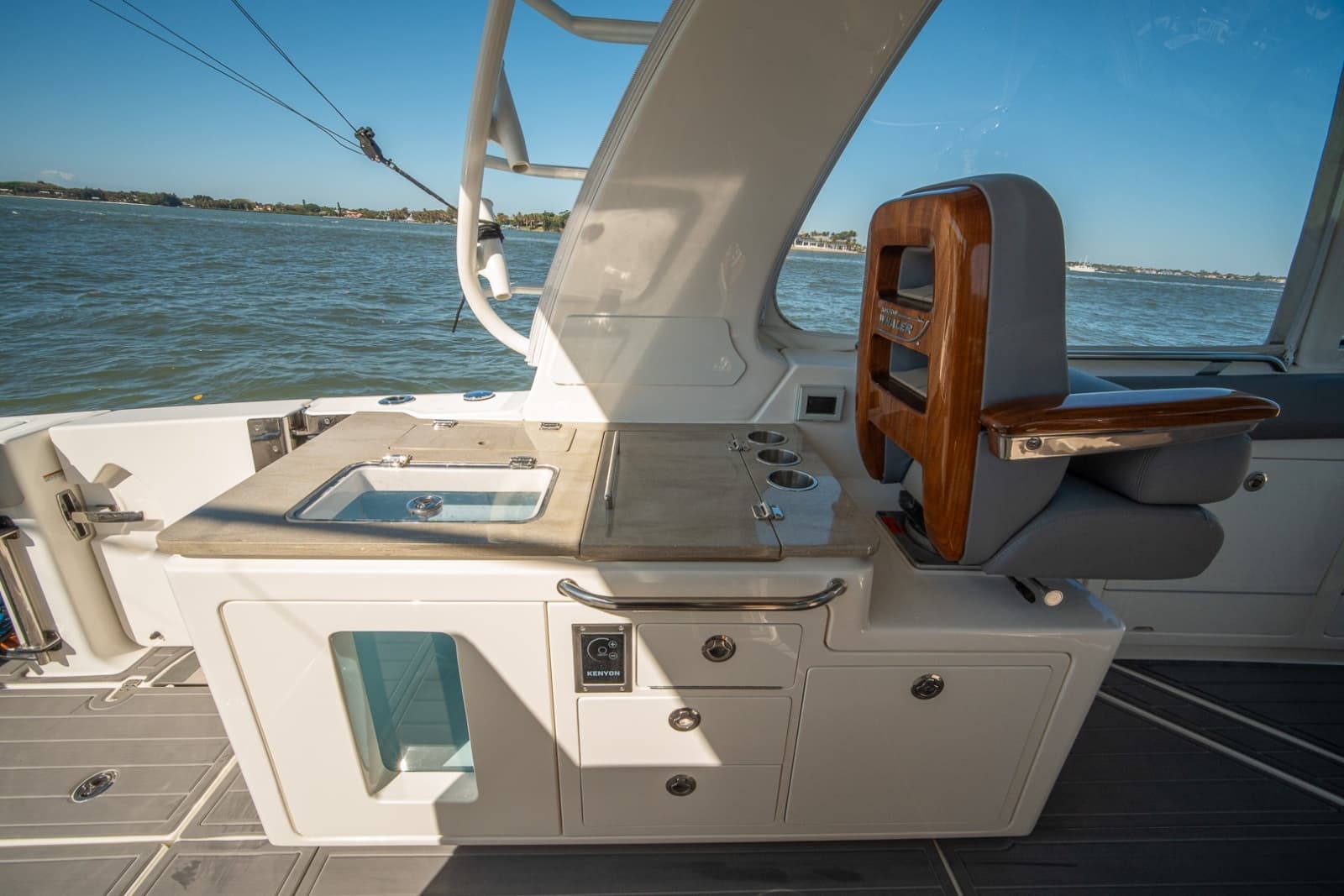 Boston Whaler 380 Realm -