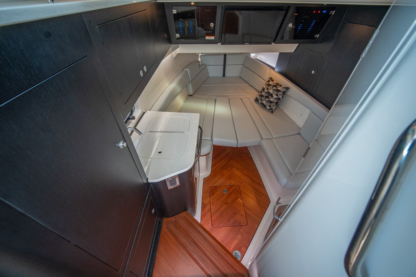 Boston Whaler 380 Realm -